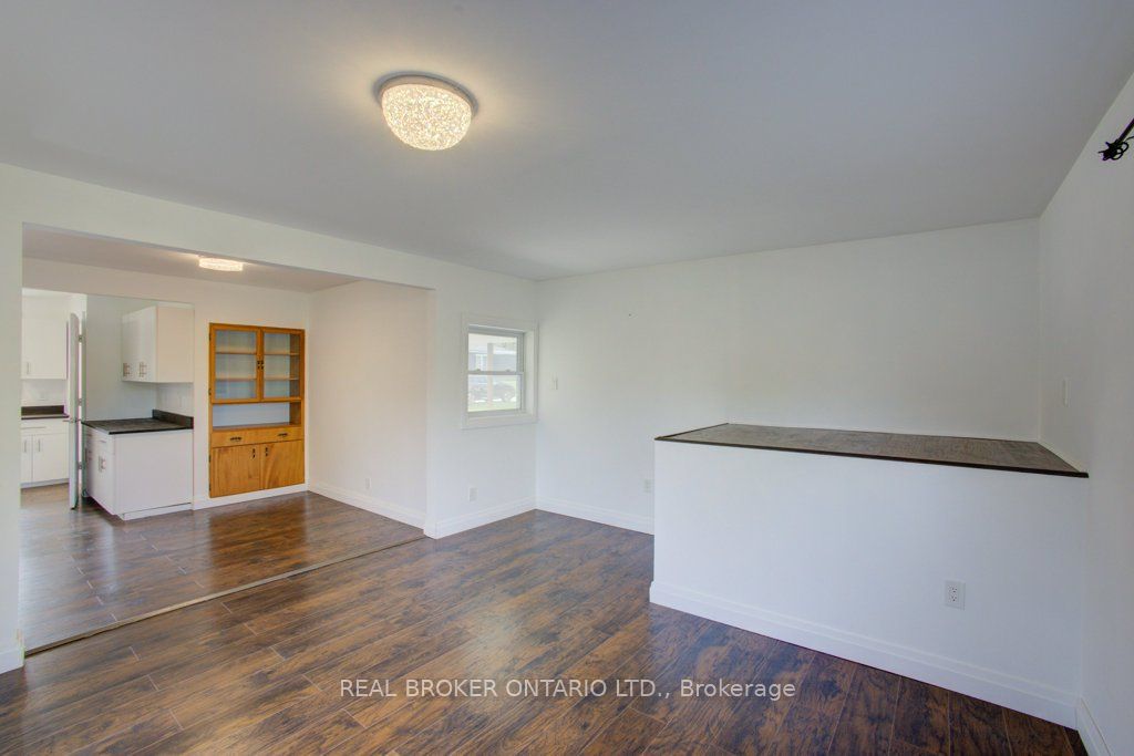 387 Countess Street S Property Photo 9