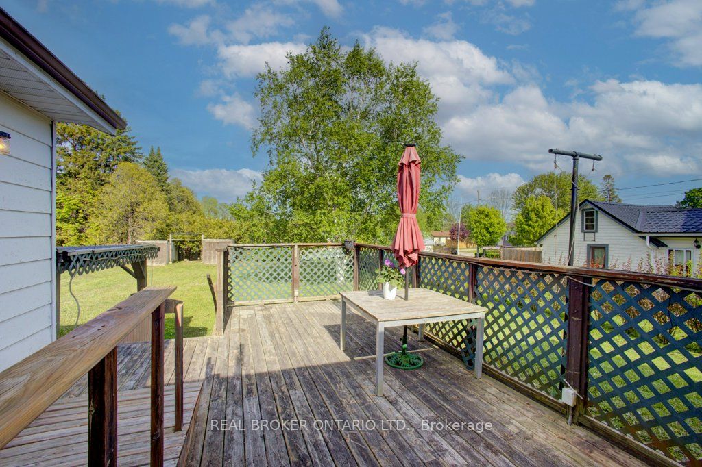 387 Countess Street S Property Photo 10
