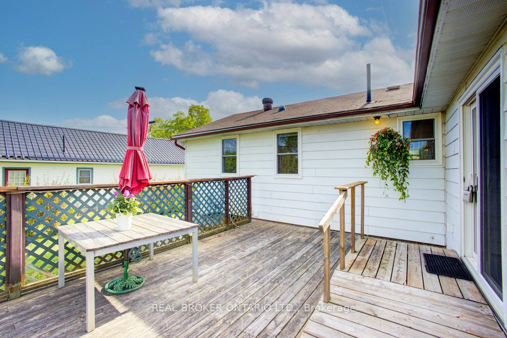 387 Countess Street S Property Photo 11