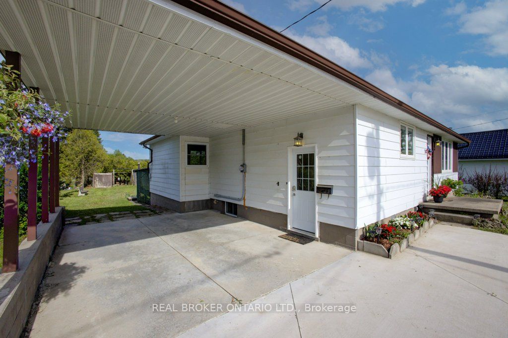 387 Countess Street S Property Photo 22