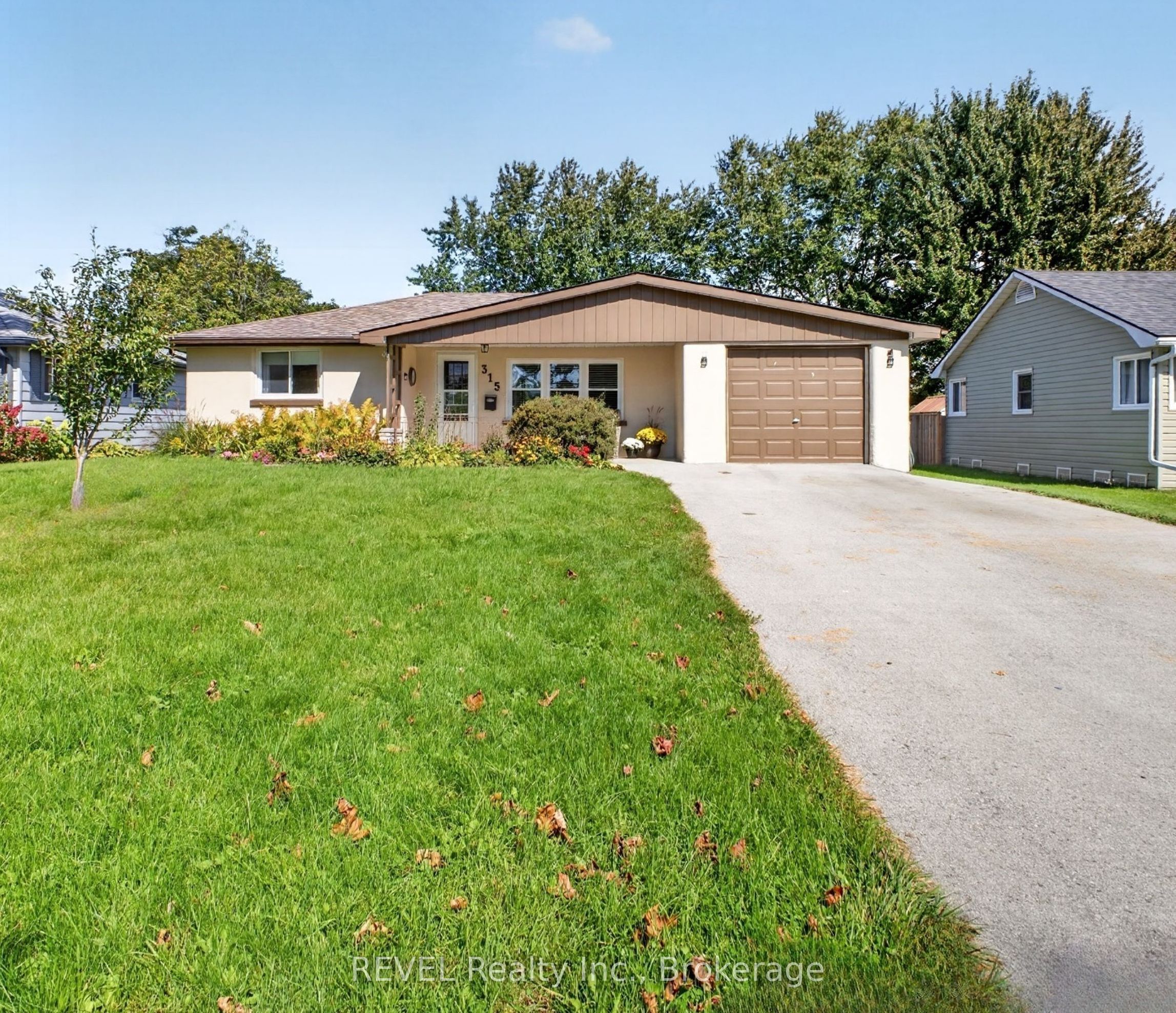 315 Park Avenue W Property Photo 4
