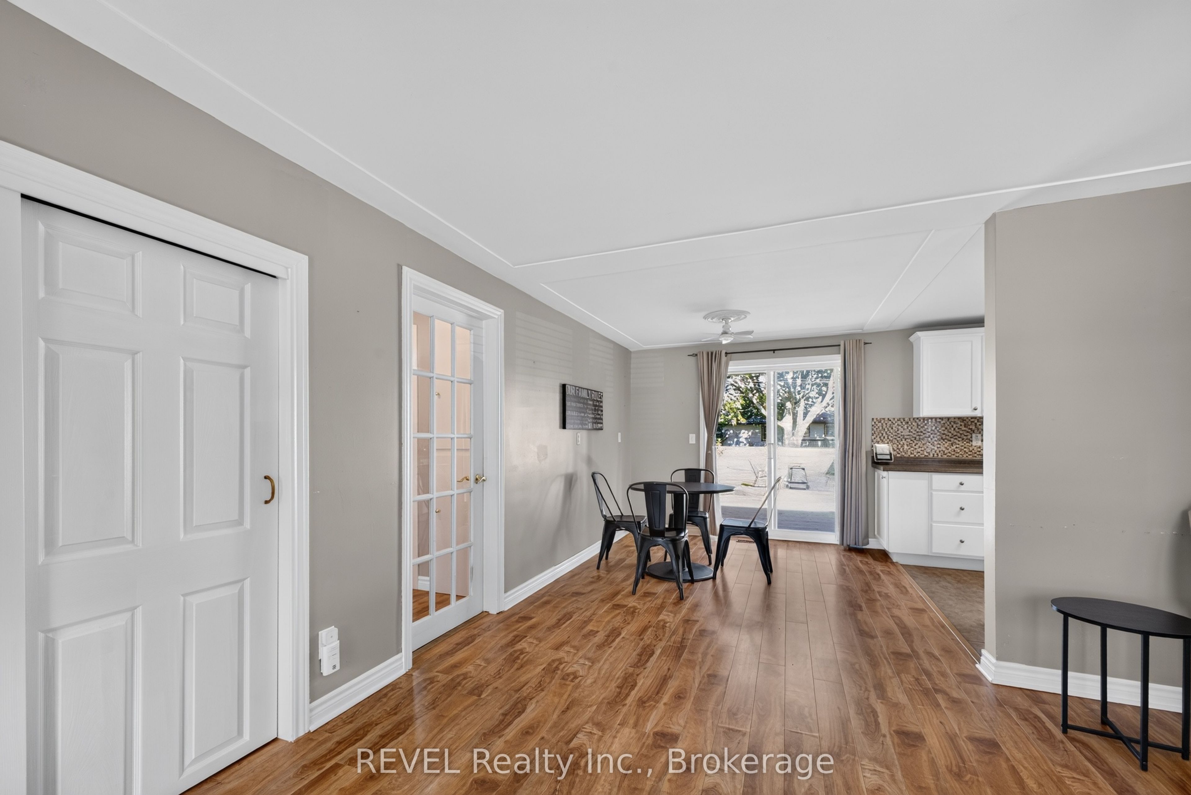 315 Park Avenue W Property Photo 7
