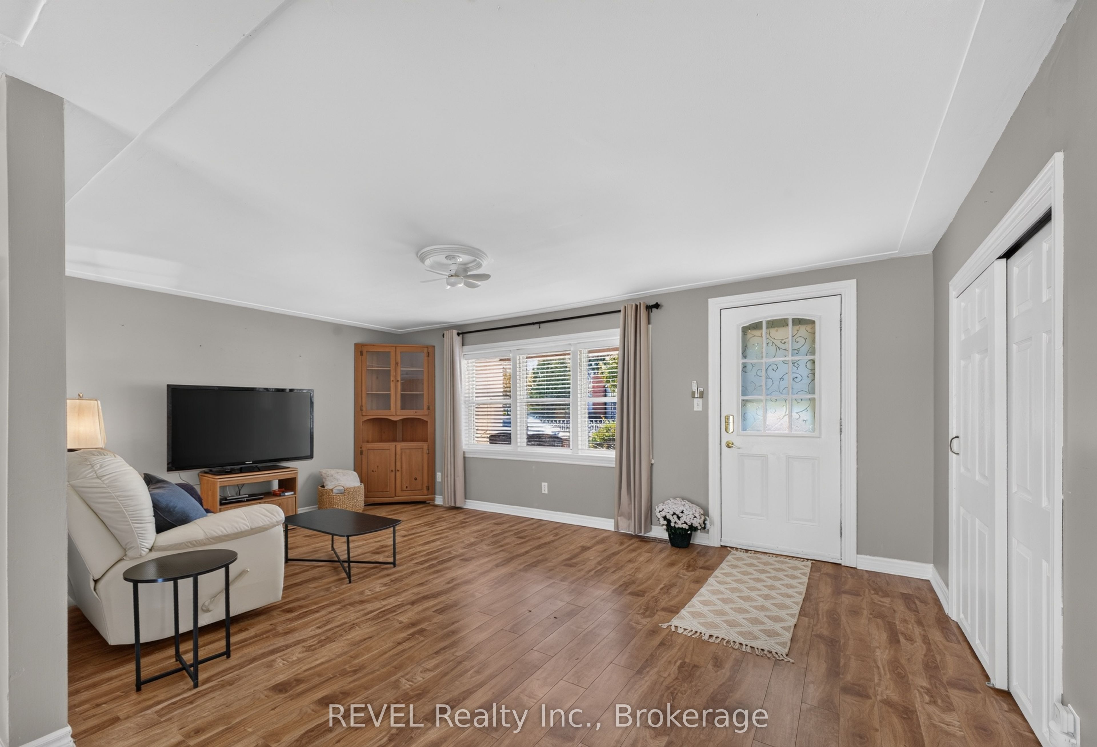 315 Park Avenue W Property Photo 8