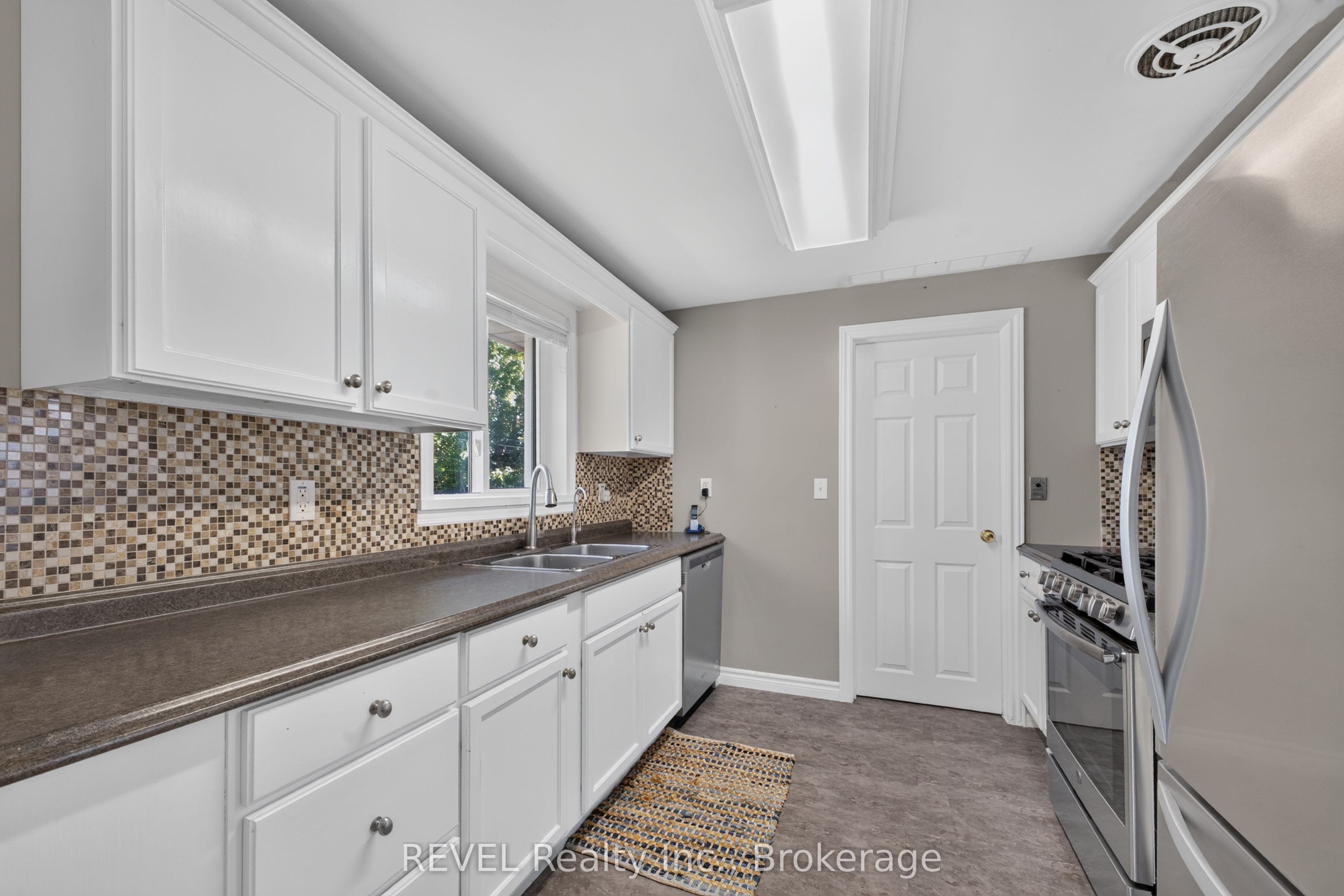 315 Park Avenue W Property Photo 10