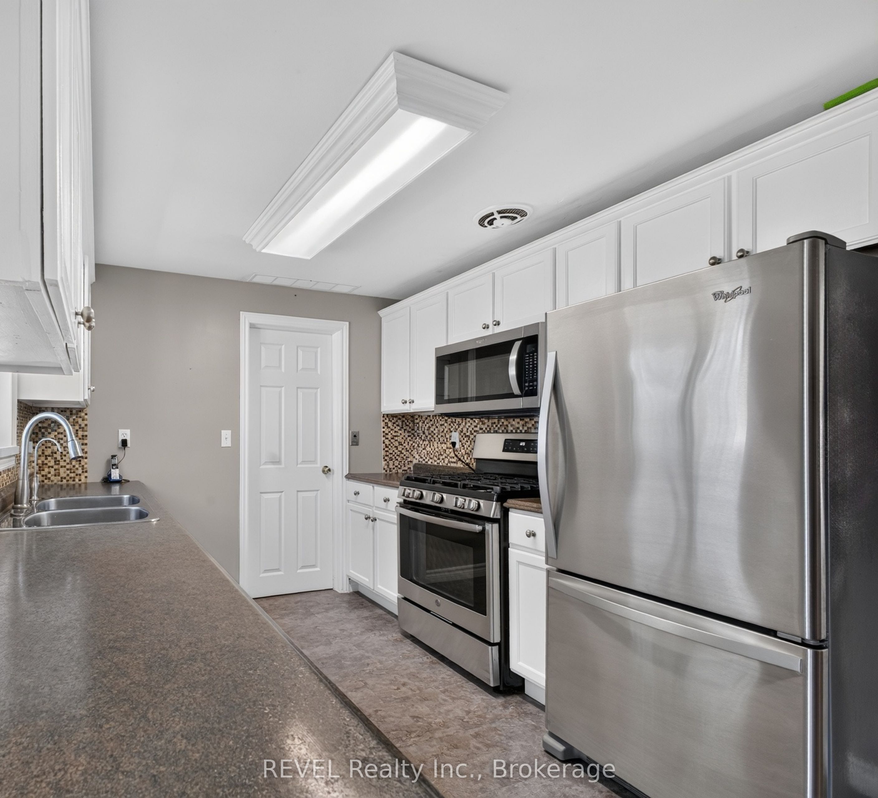 315 Park Avenue W Property Photo 11