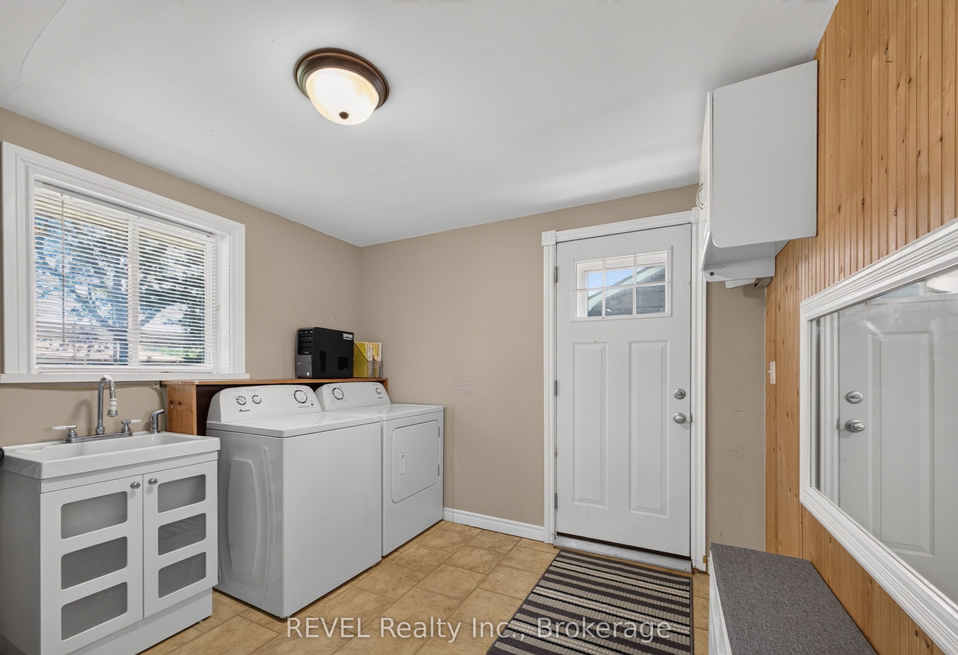 315 Park Avenue W Property Photo 12