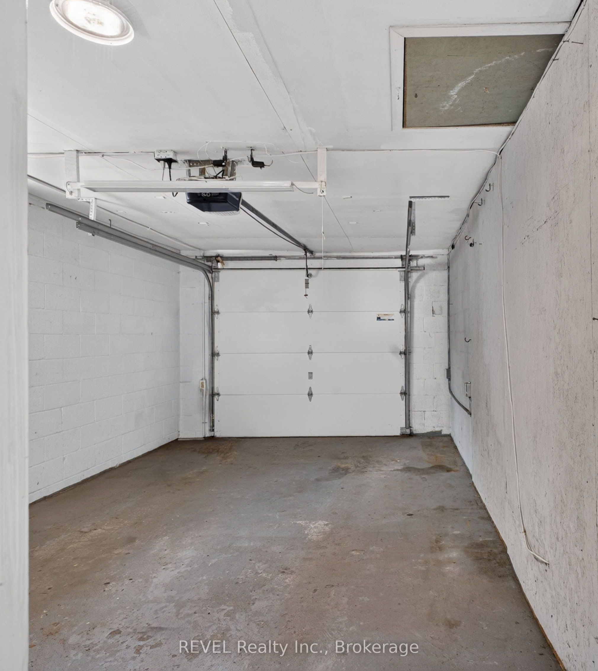315 Park Avenue W Property Photo 13