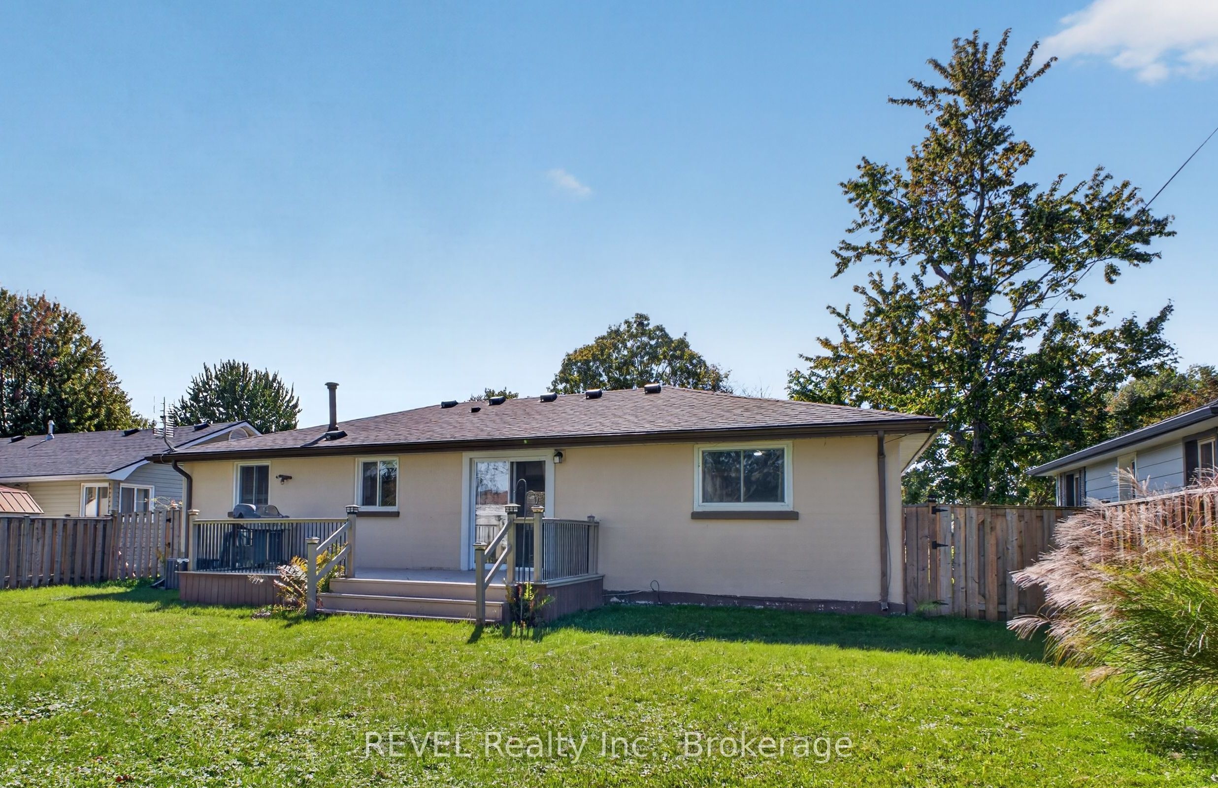 315 Park Avenue W Property Photo 18