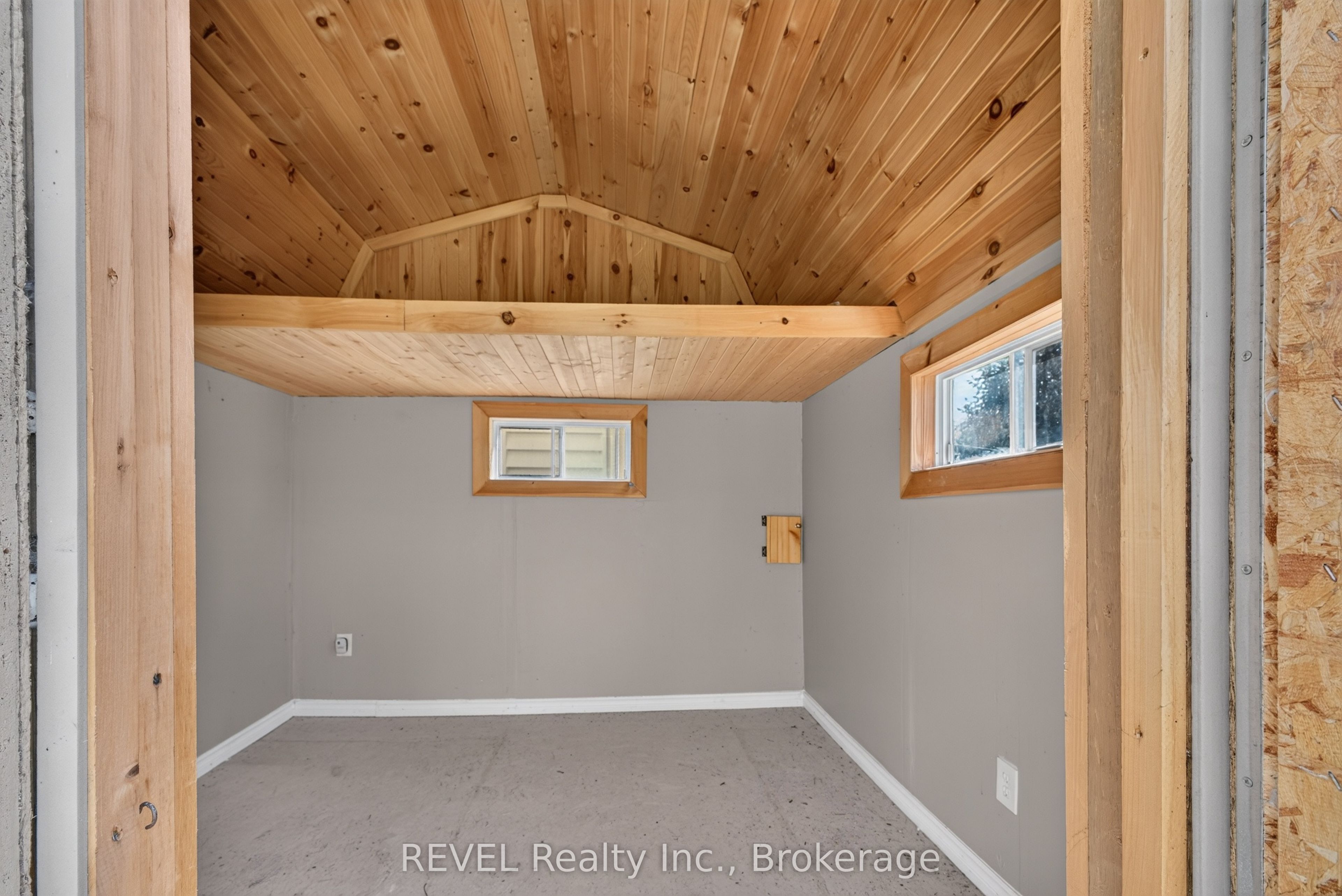 315 Park Avenue W Property Photo 21