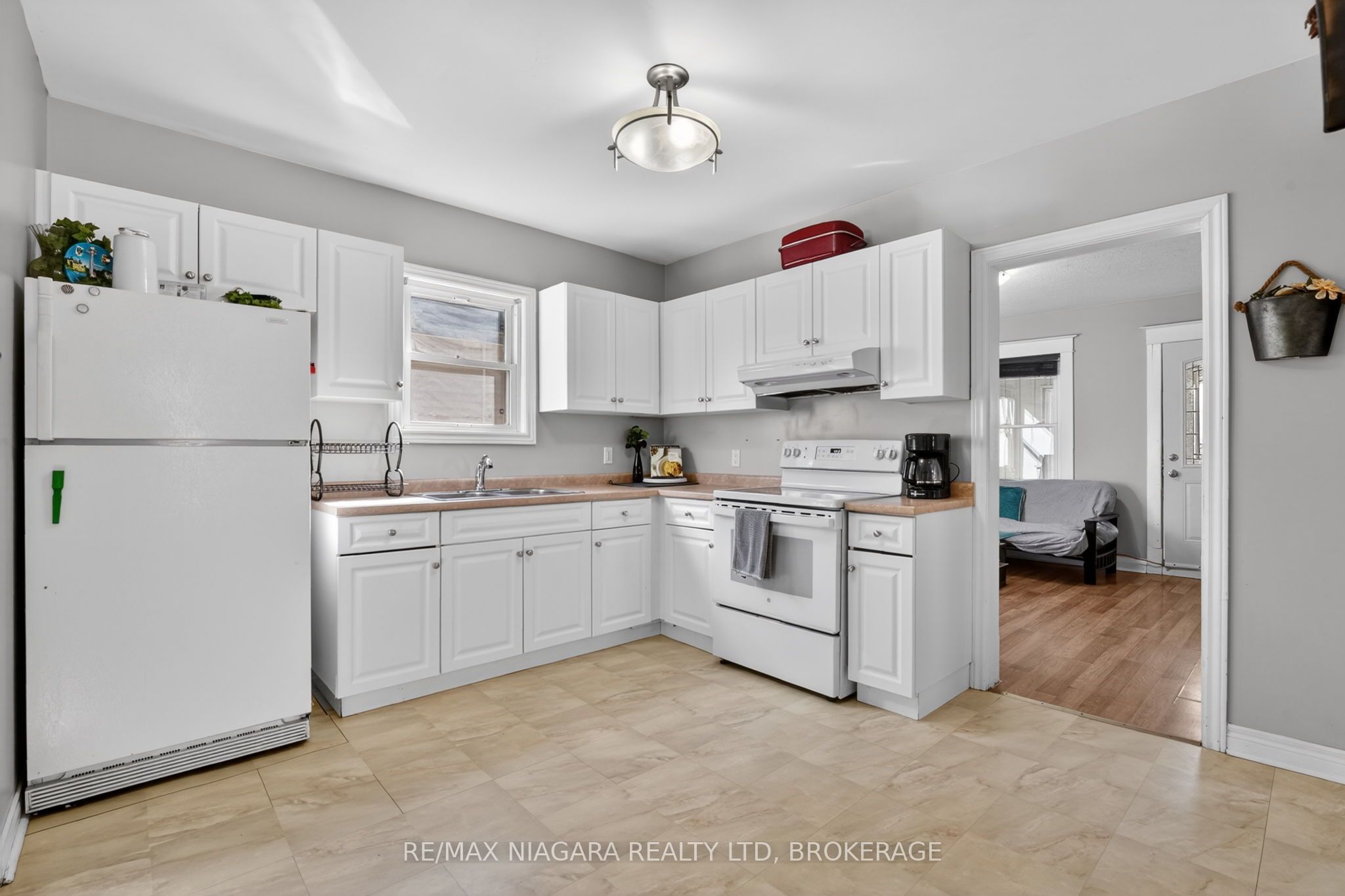 214 Niagara Street Property Photo 4