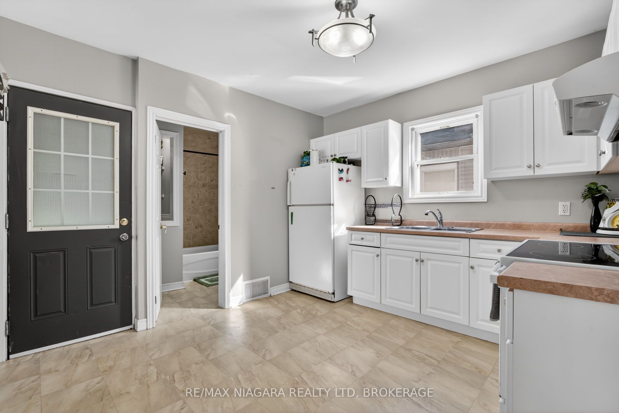 214 Niagara Street Property Photo 6
