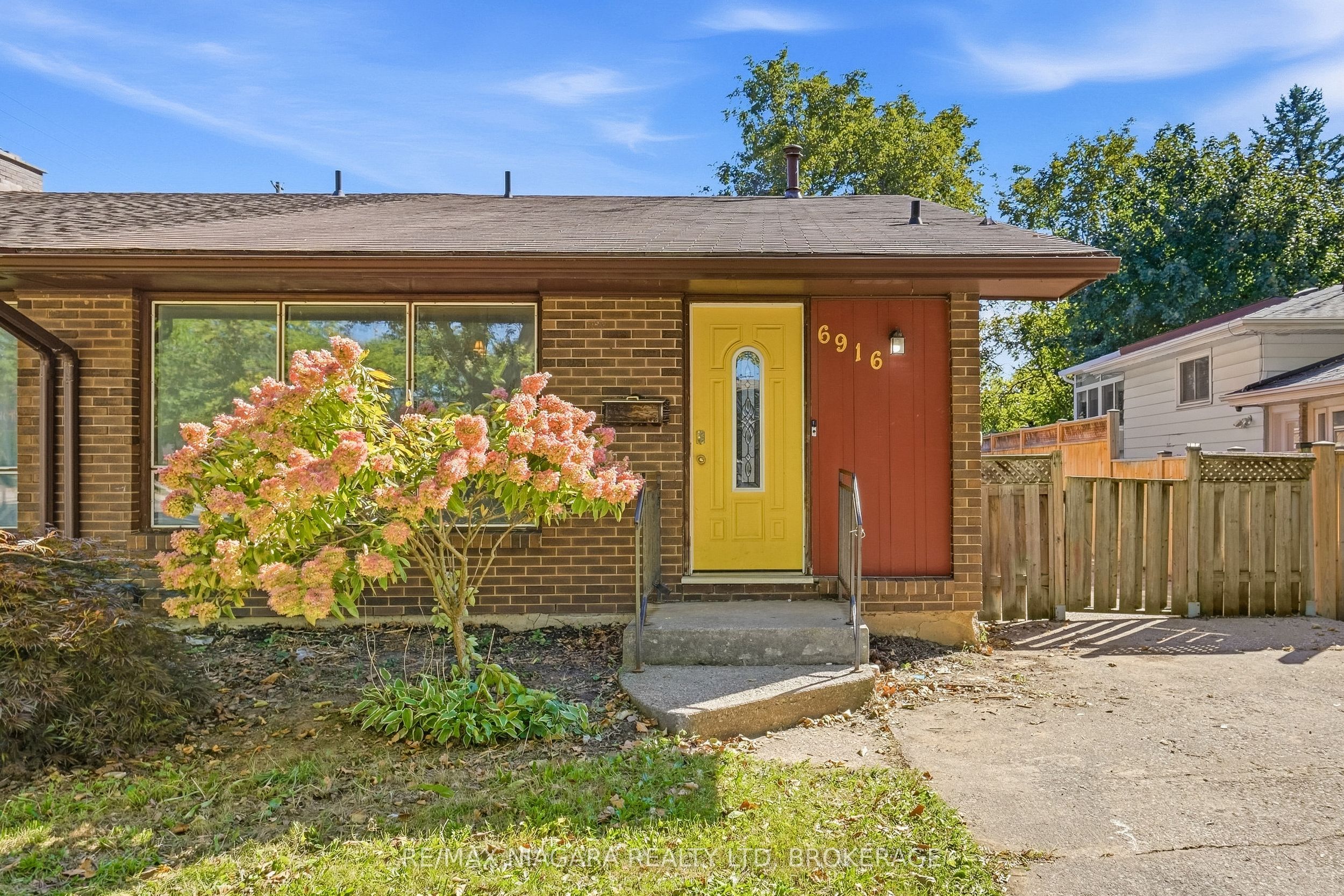 6916 Dolphin Street Property Photo 6