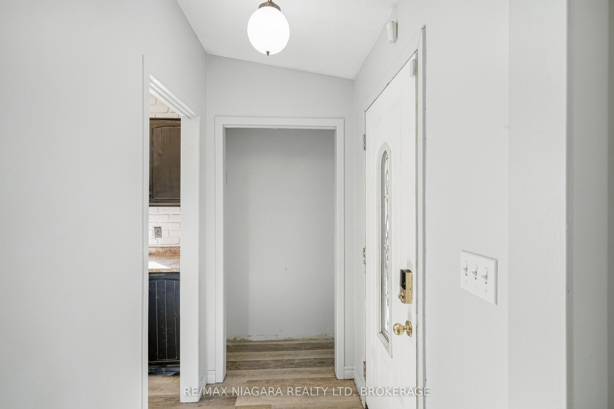 6916 Dolphin Street Property Photo 8