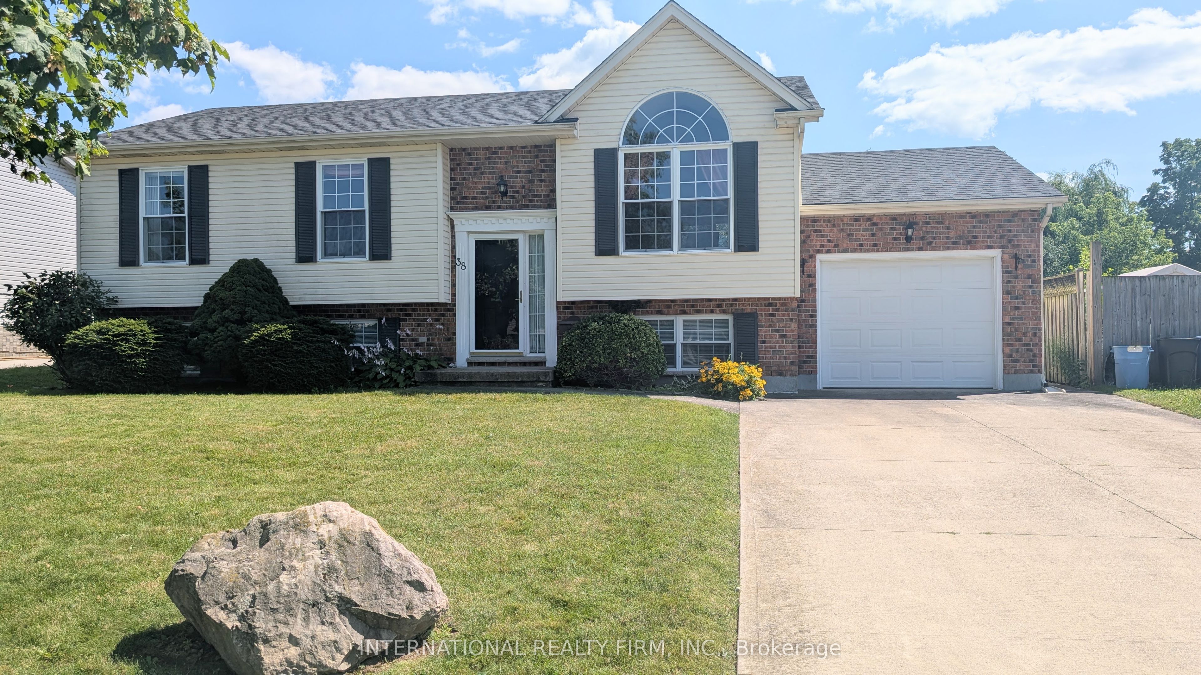 38 Windle Village Crescent Property Photo 2
