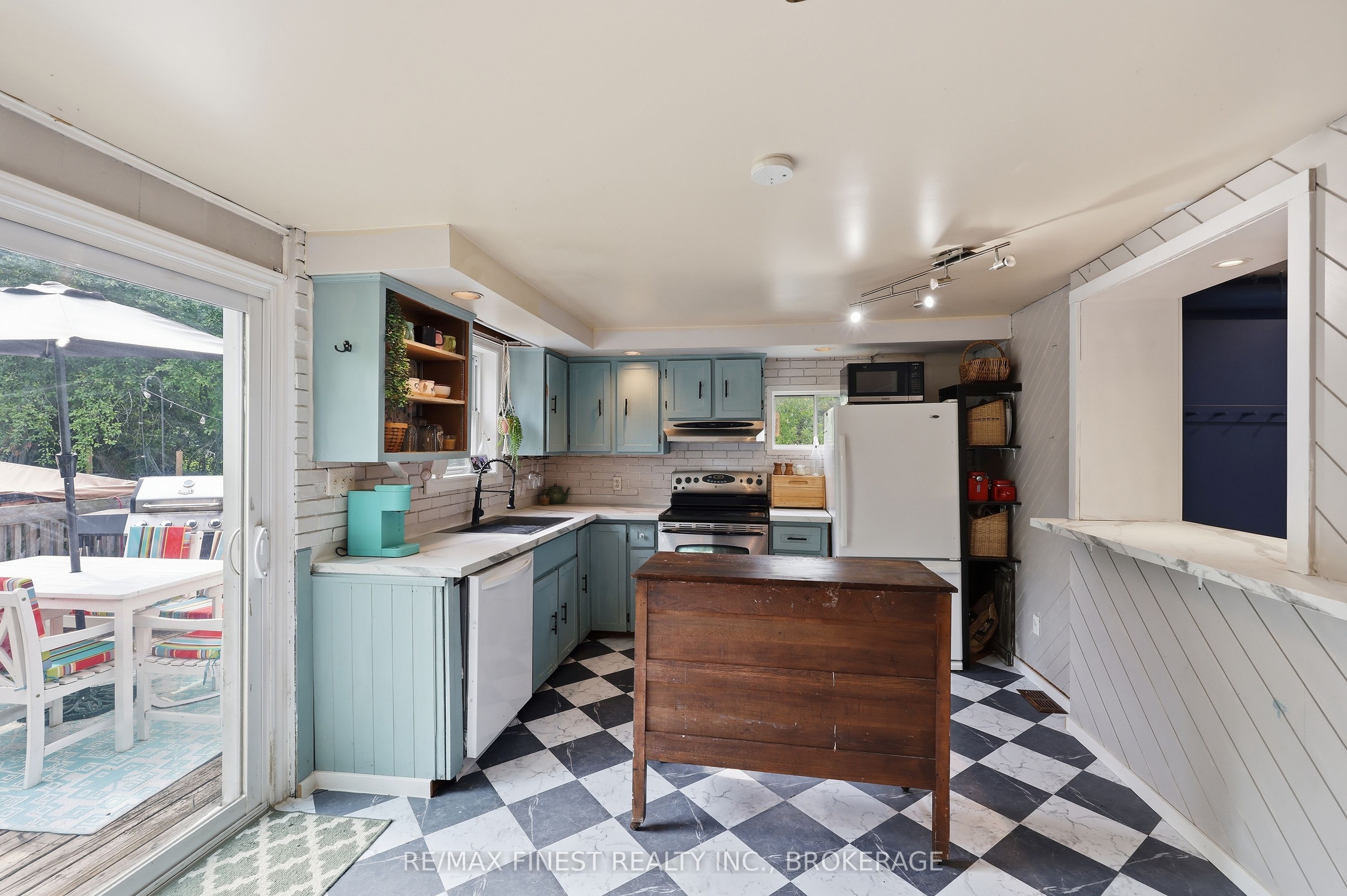 348 Charles Street N Property Photo 14