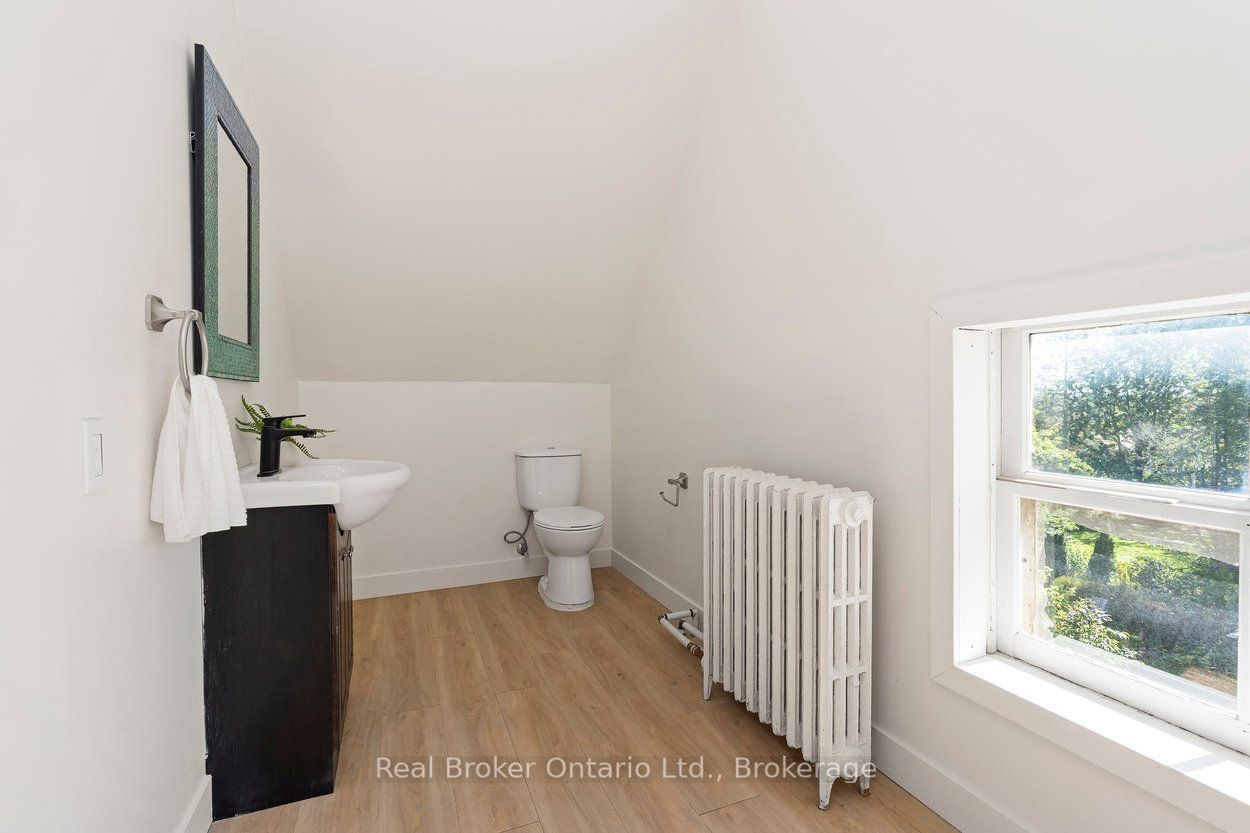 87 Bond Street W Property Photo 42