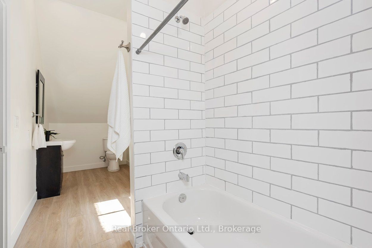 87 Bond Street W Property Photo 43