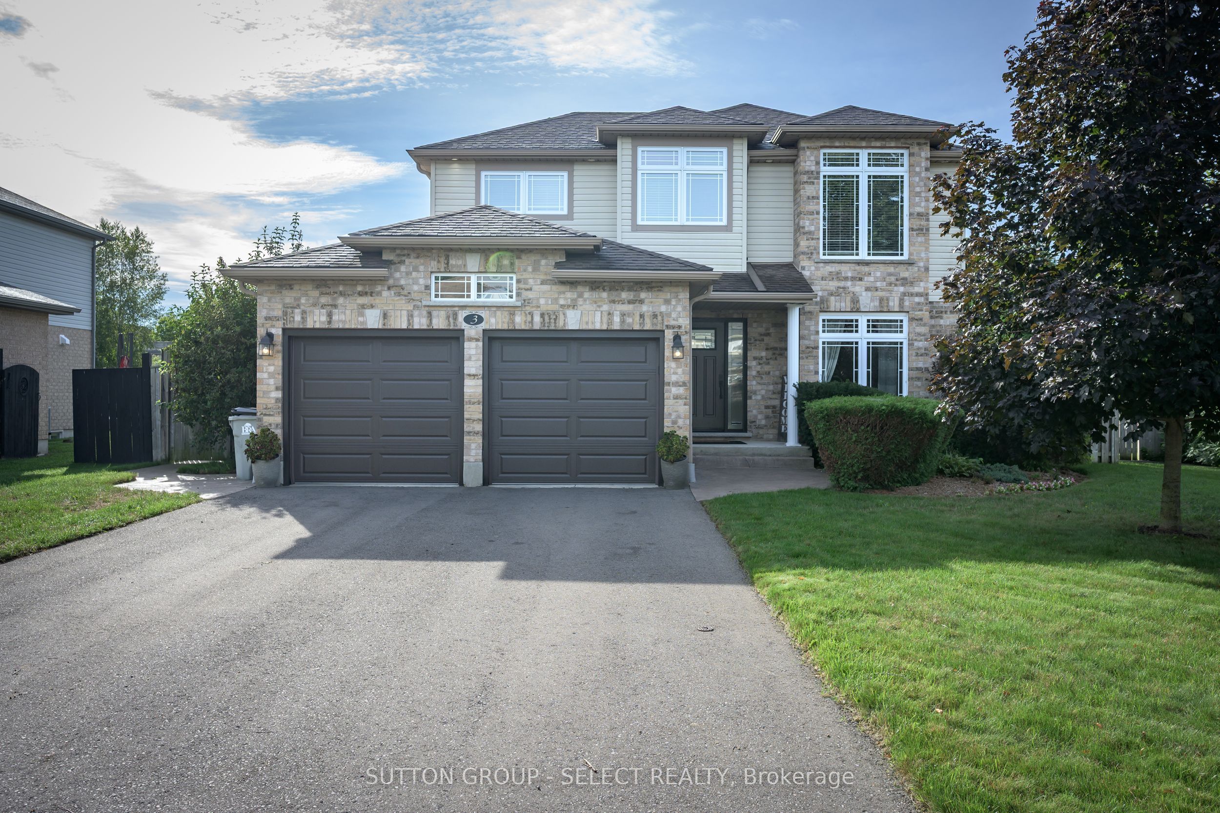 3 Fieldstone Crescent N Property Photo 1