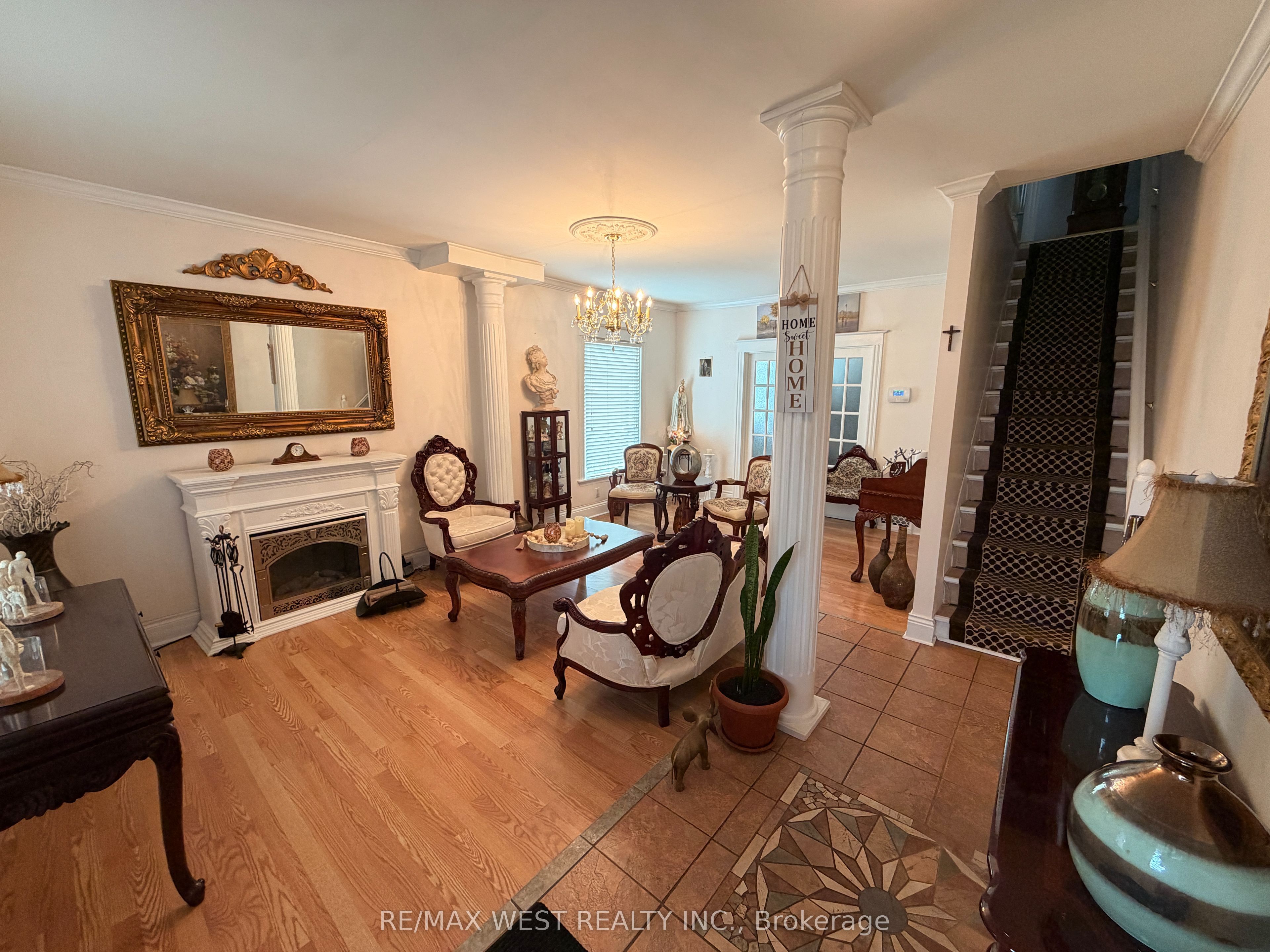 196 Simcoe Street E Property Photo 2
