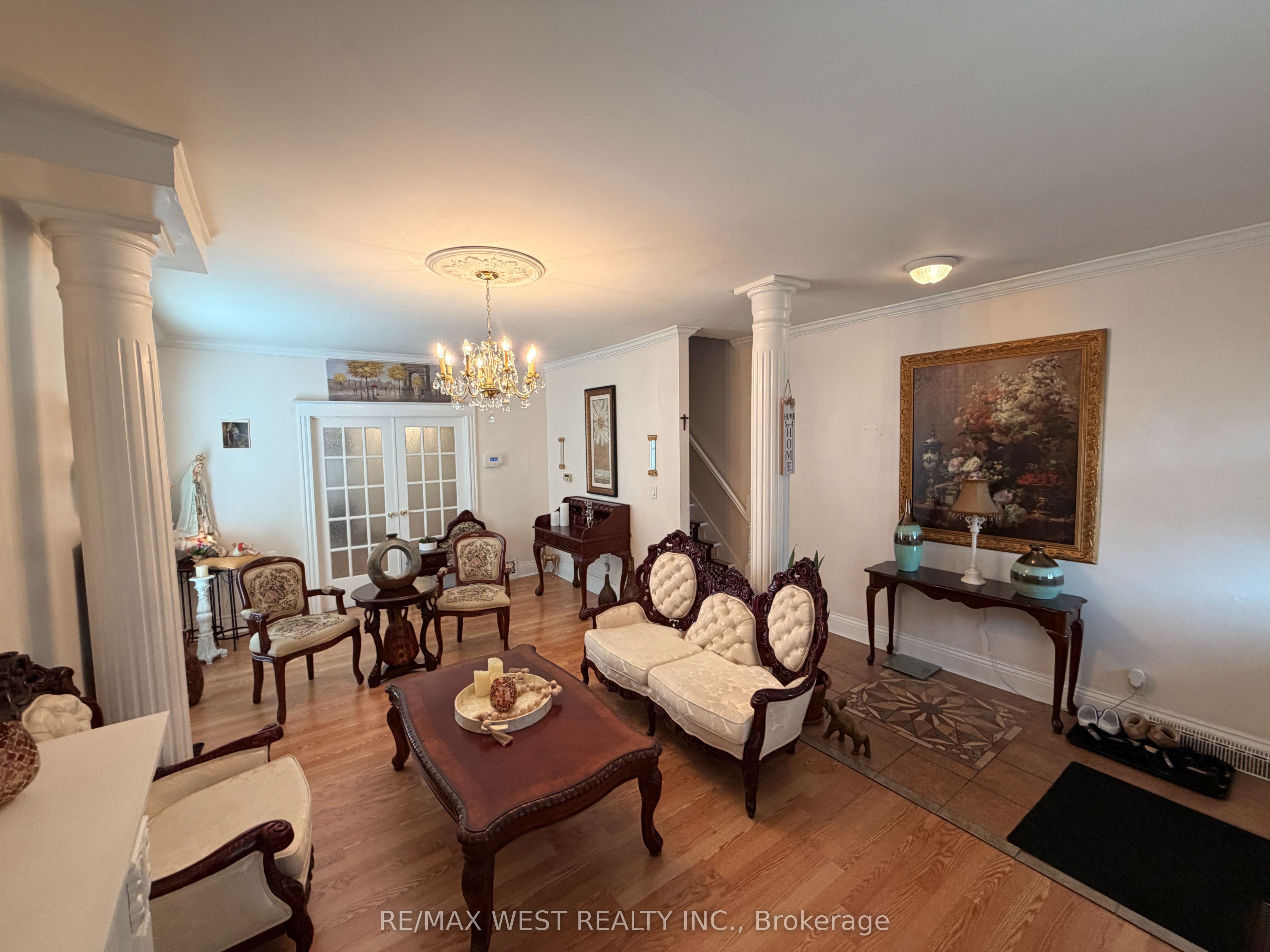196 Simcoe Street E Property Photo 3