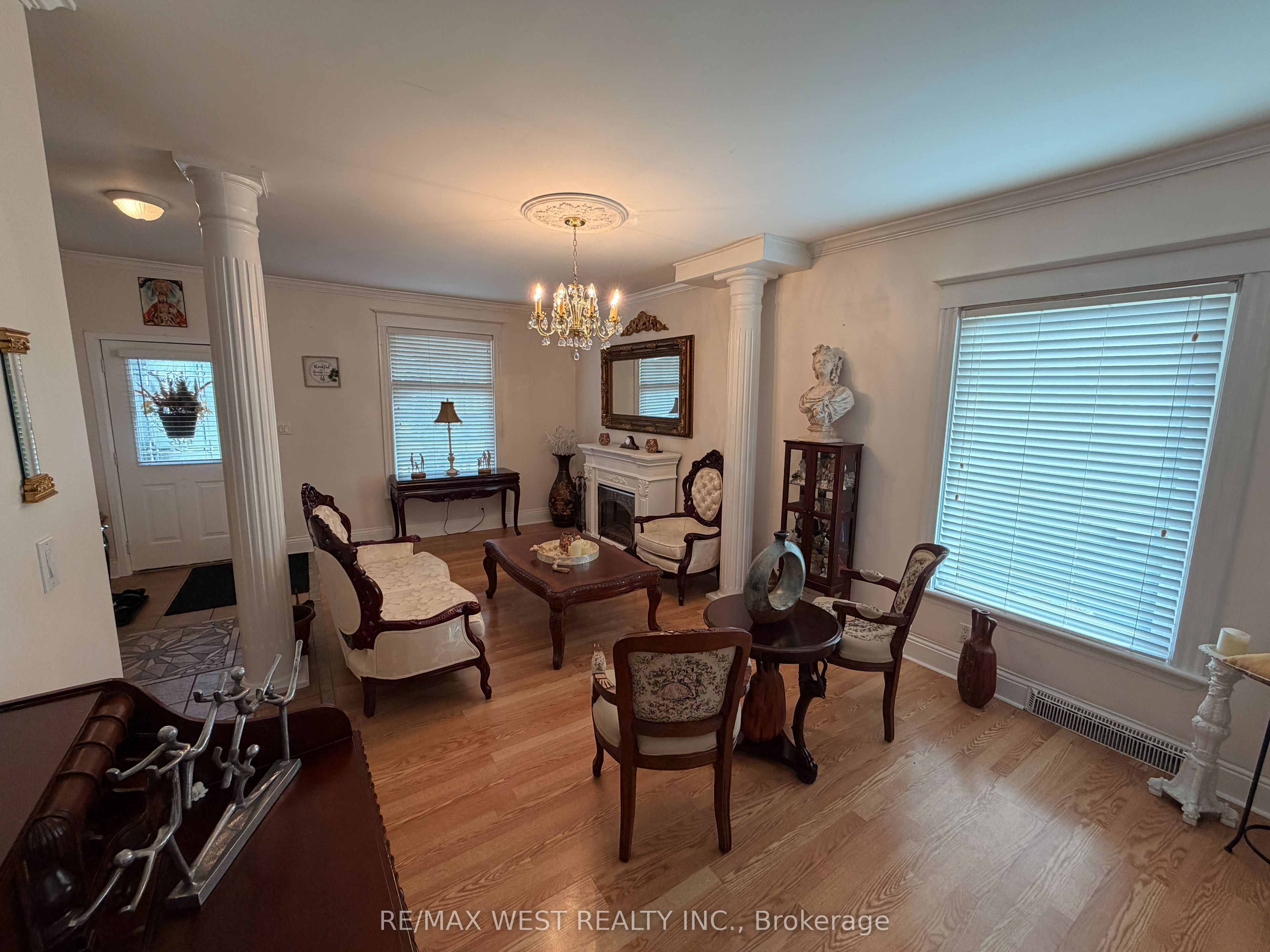 196 Simcoe Street E Property Photo 4