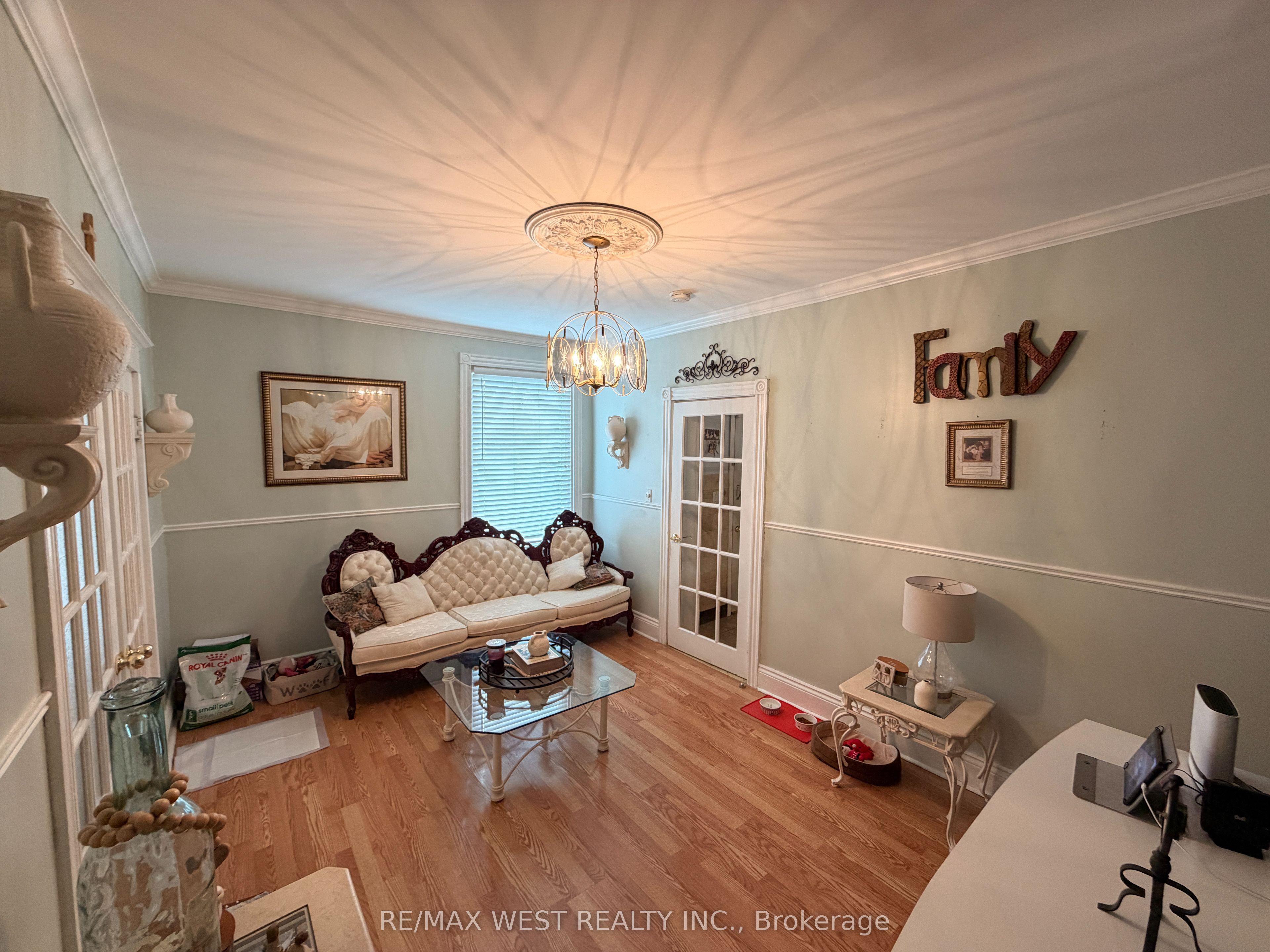 196 Simcoe Street E Property Photo 5