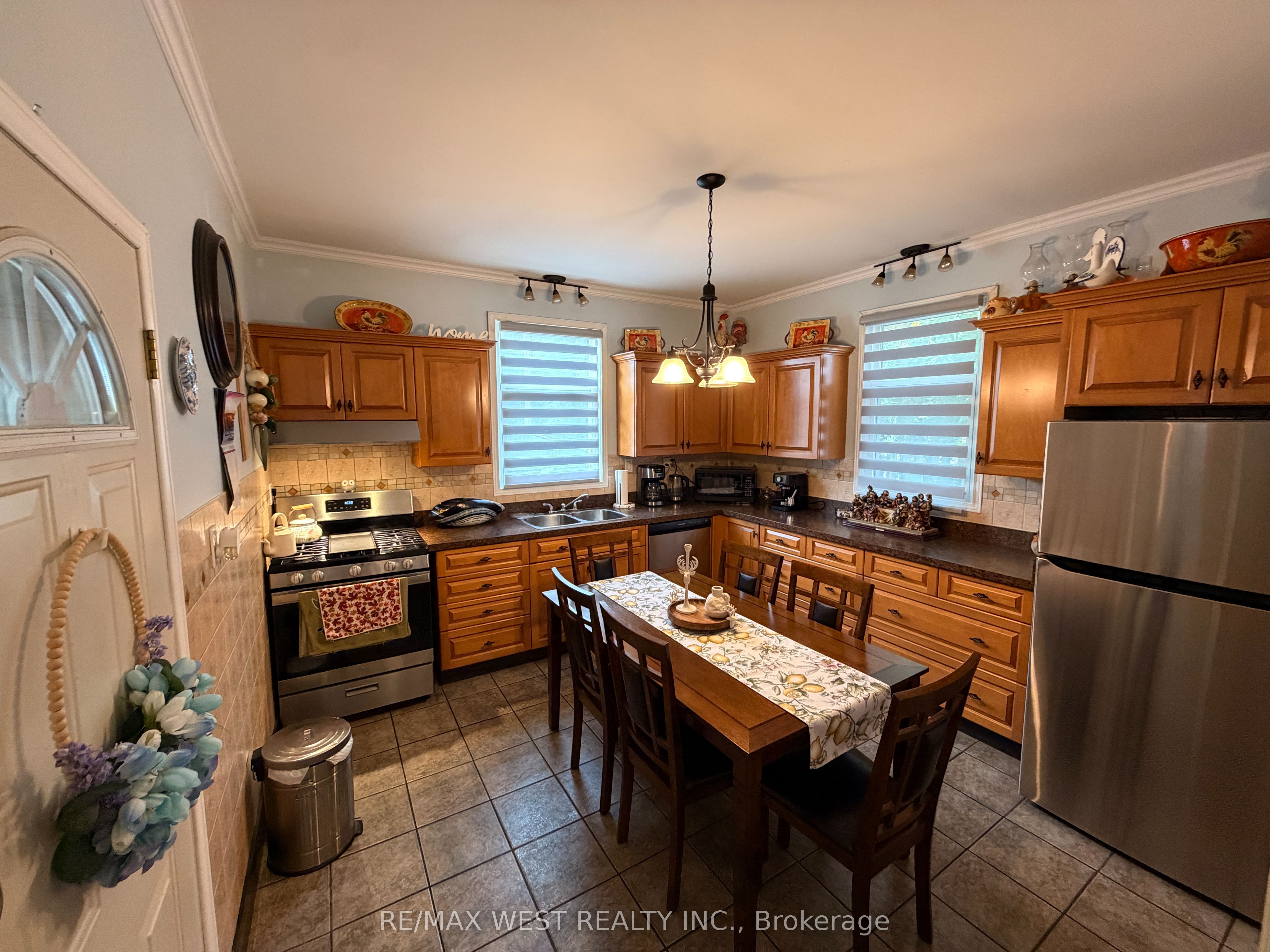 196 Simcoe Street E Property Photo 6