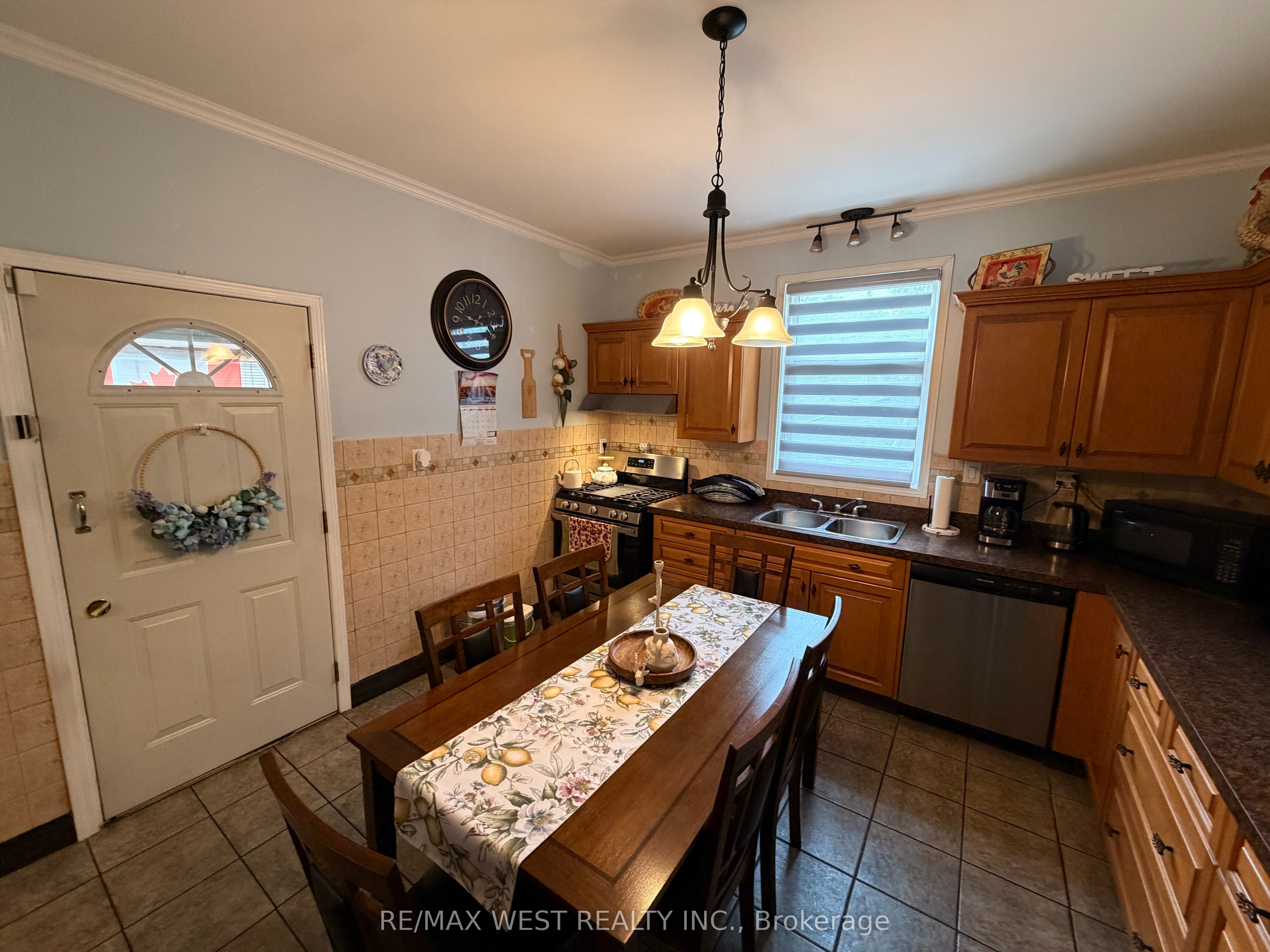 196 Simcoe Street E Property Photo 7