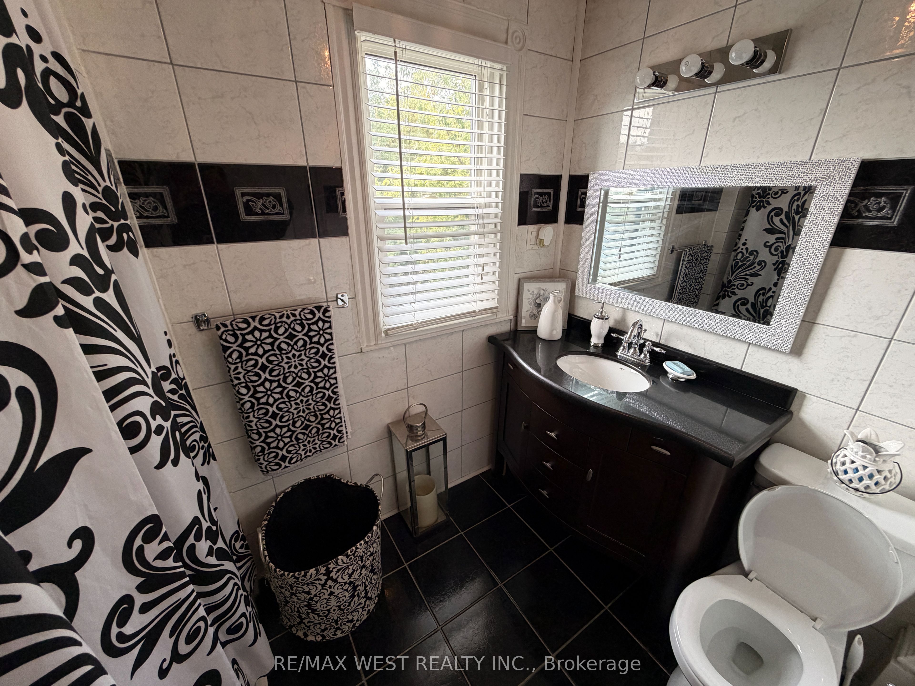 196 Simcoe Street E Property Photo 8