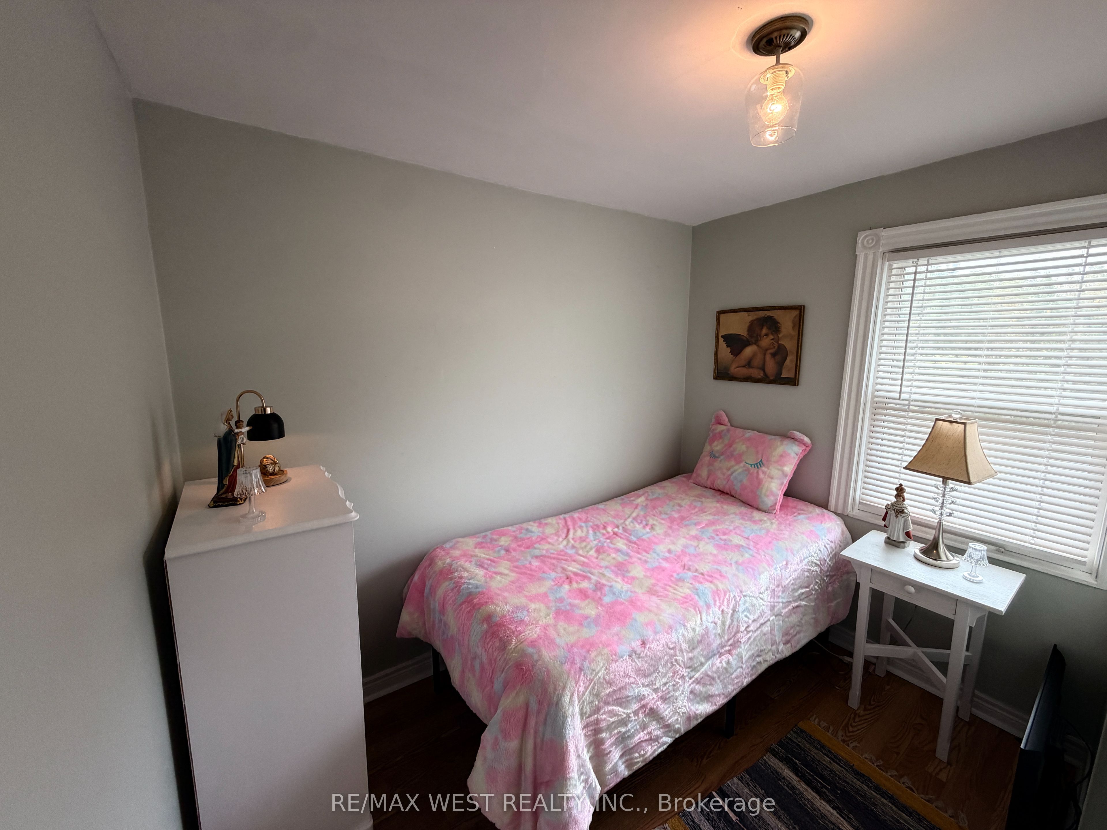 196 Simcoe Street E Property Photo 9