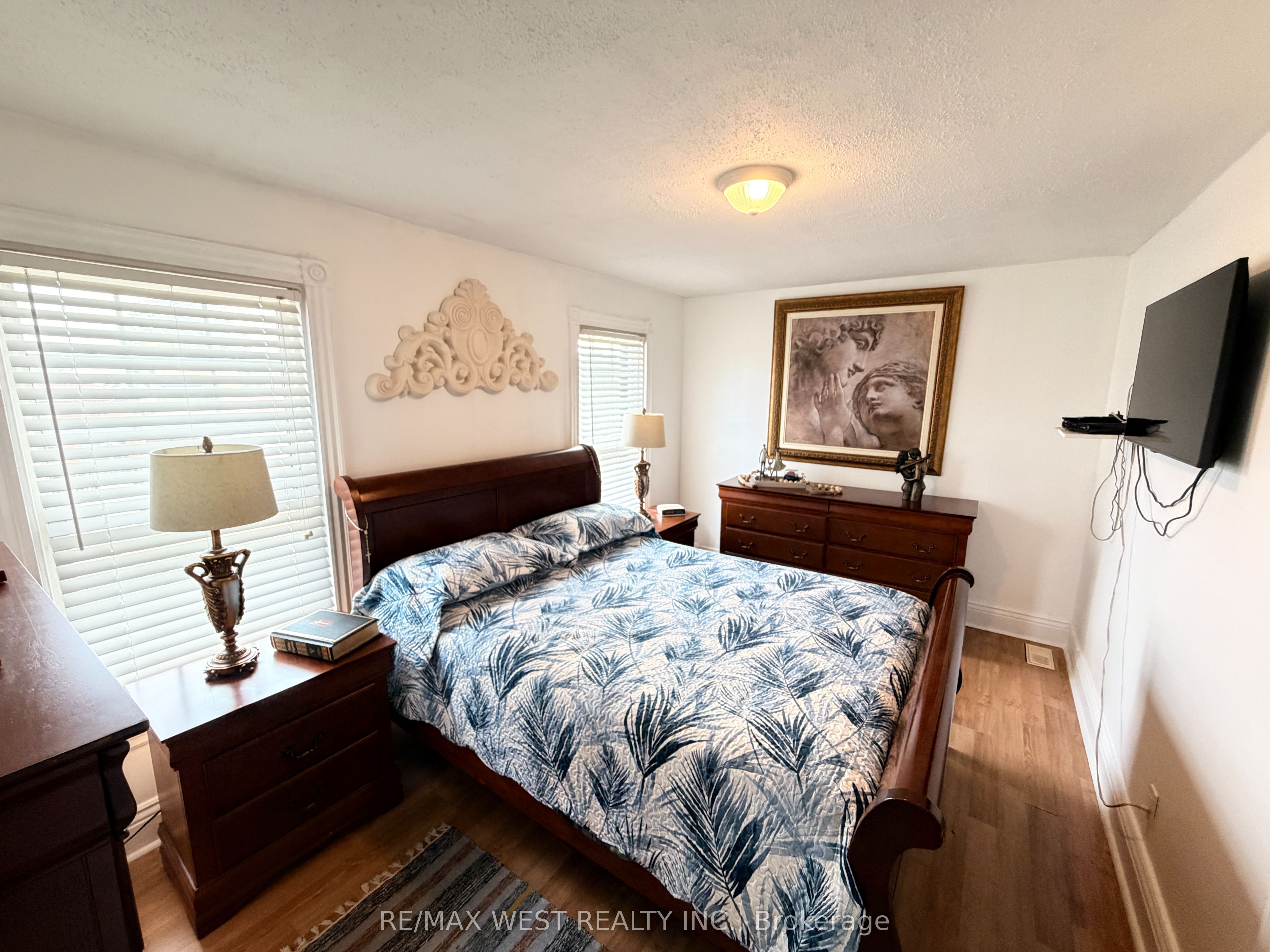 196 Simcoe Street E Property Photo 11