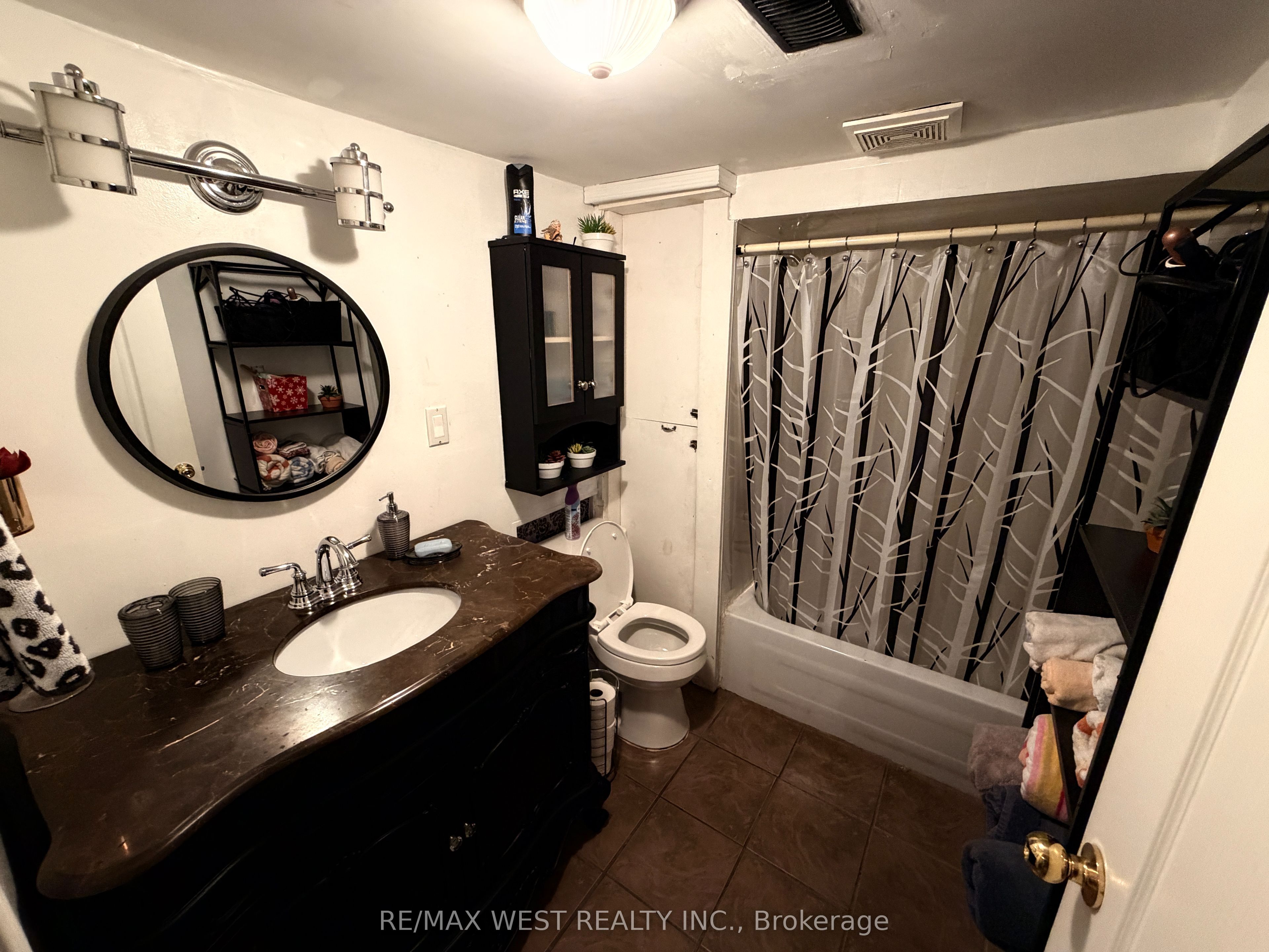 196 Simcoe Street E Property Photo 12