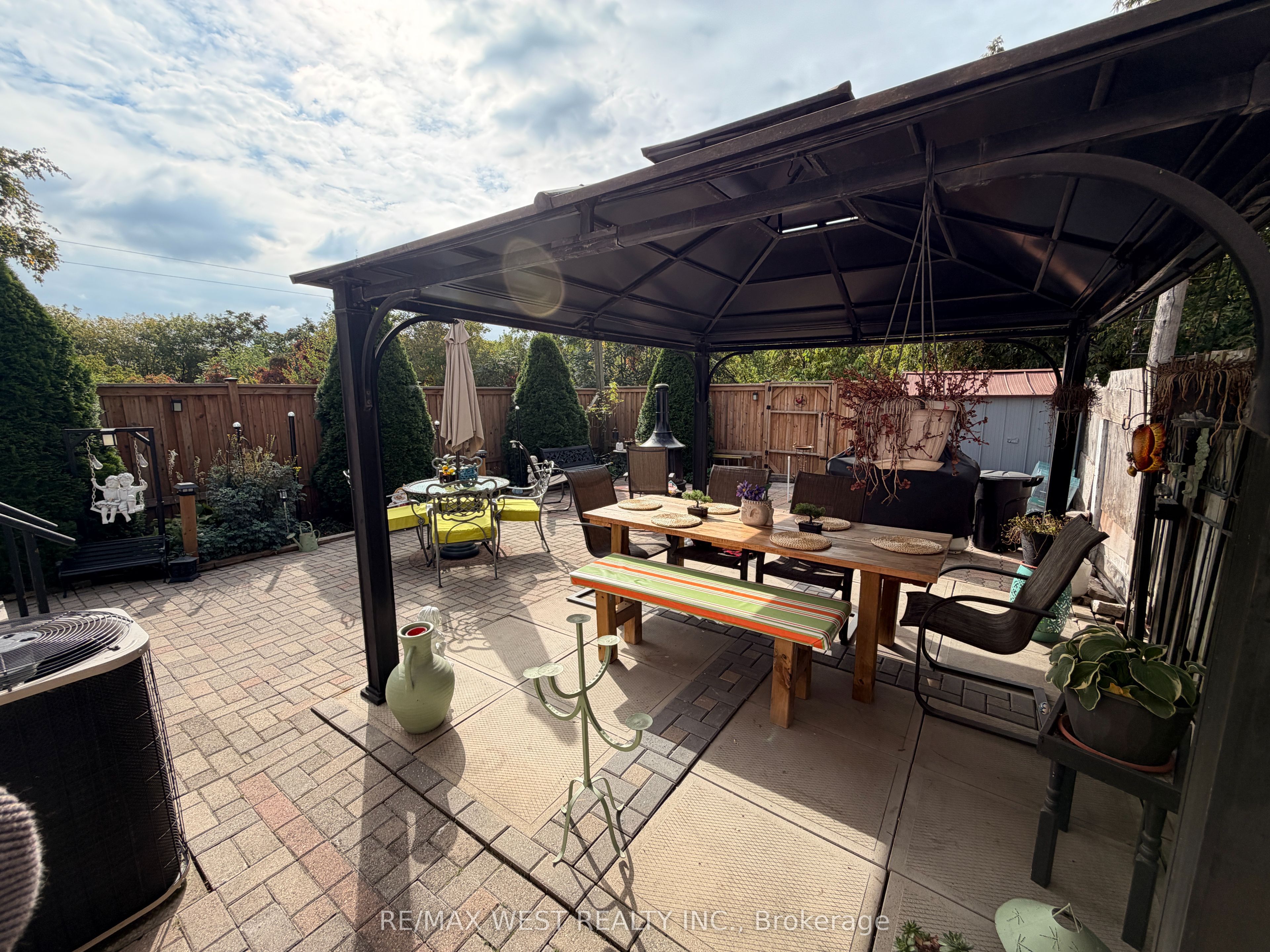 196 Simcoe Street E Property Photo 14