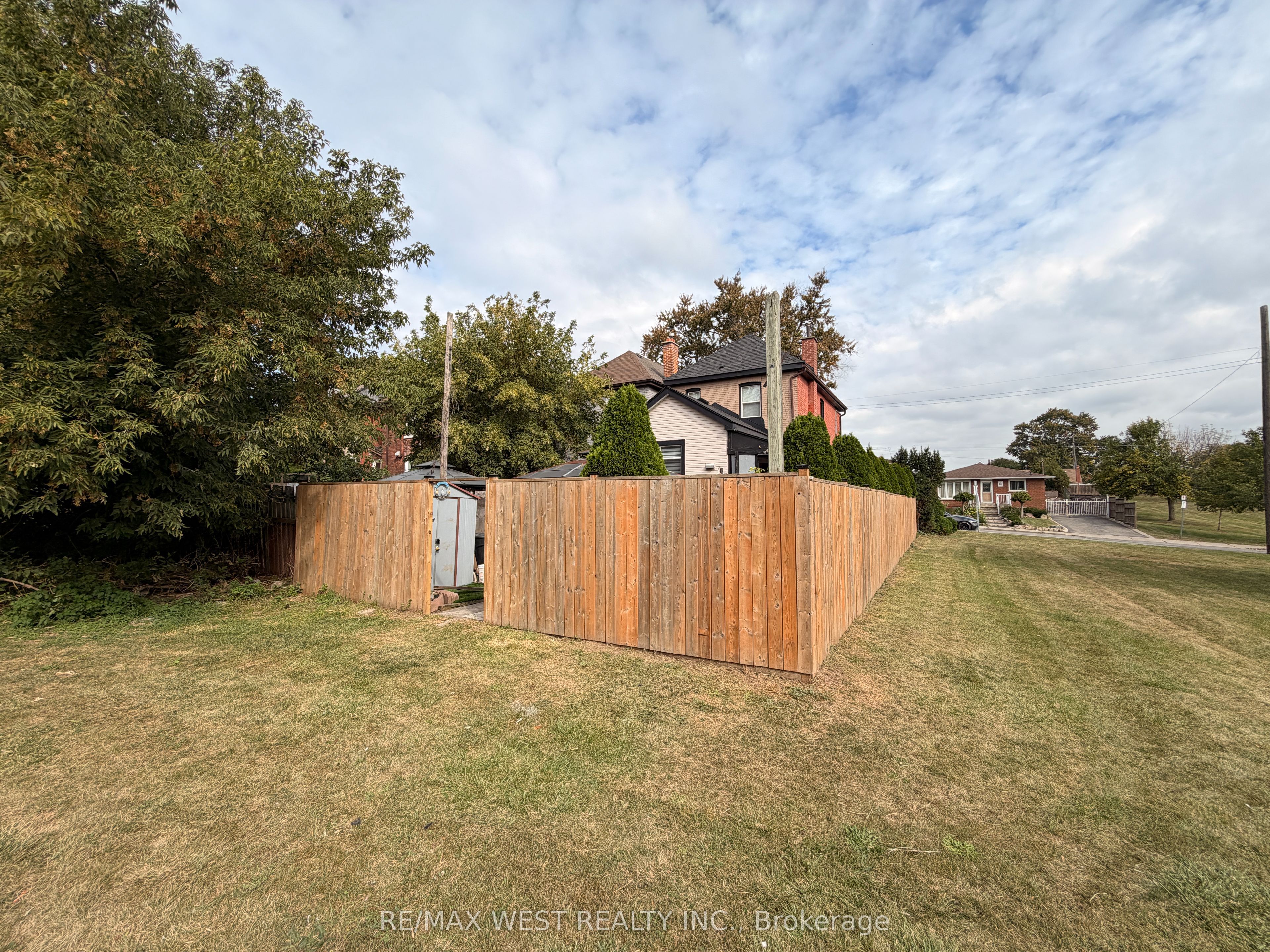 196 Simcoe Street E Property Photo 16