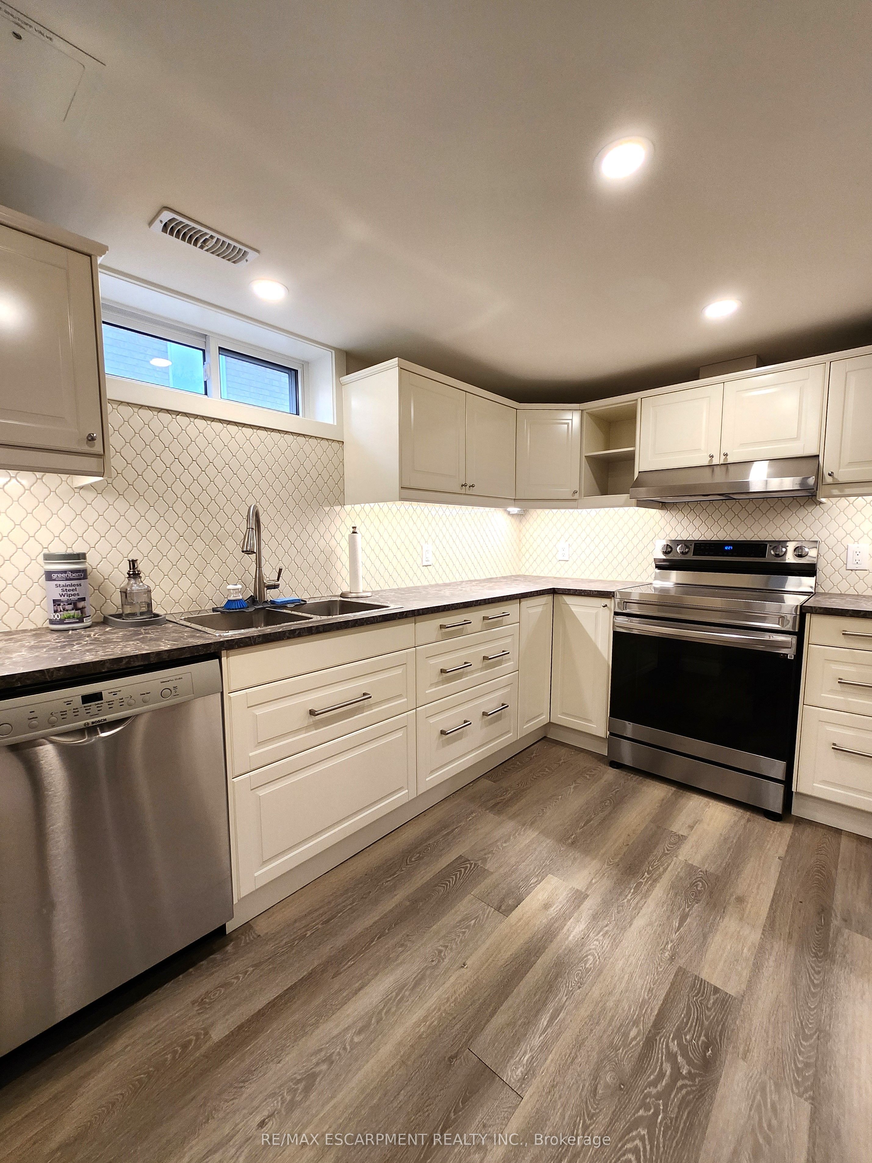 404 Nelson Street LOWER Property Photo 1