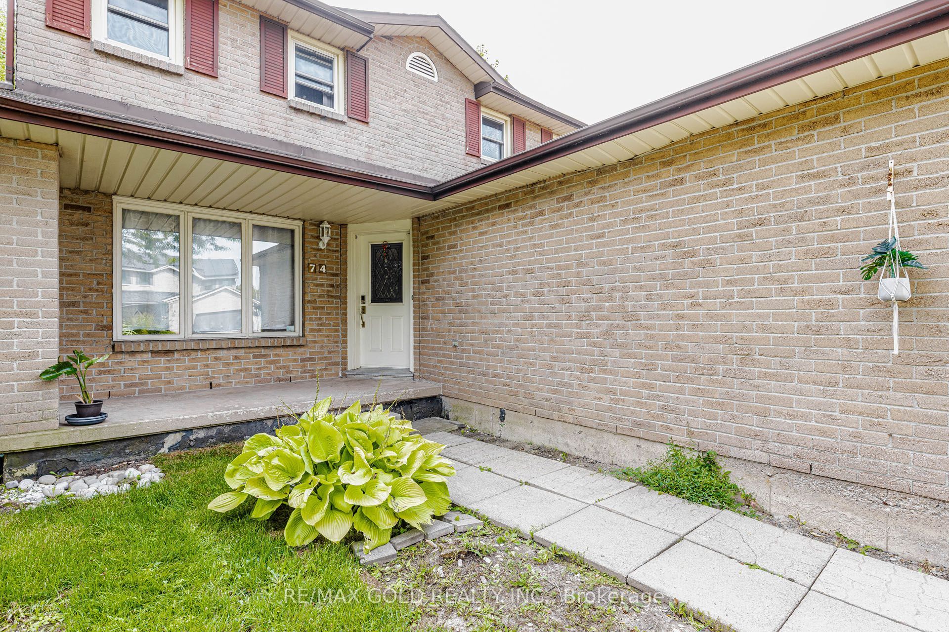 74 Parkplaza Drive S Property Photo 3