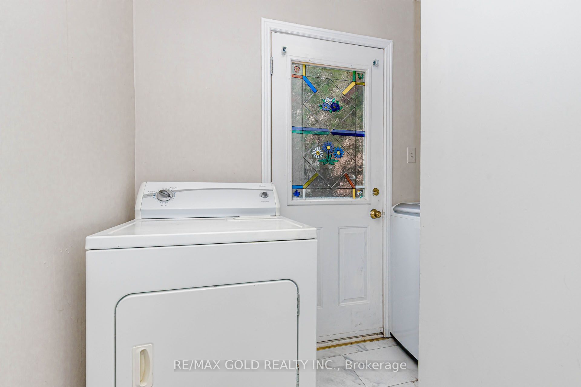 74 Parkplaza Drive S Property Photo 24