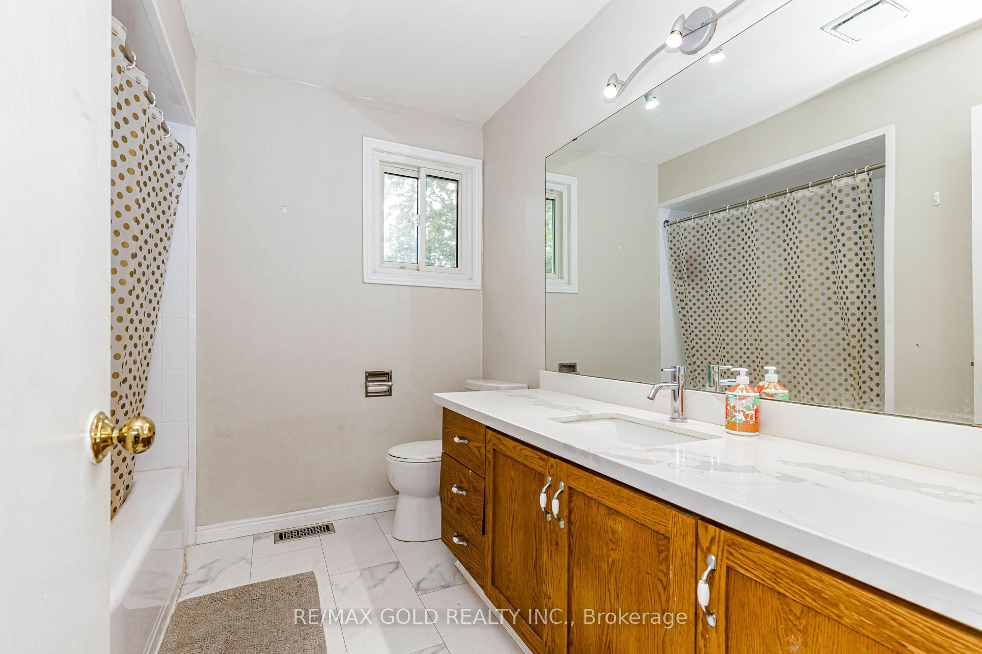74 Parkplaza Drive S Property Photo 37