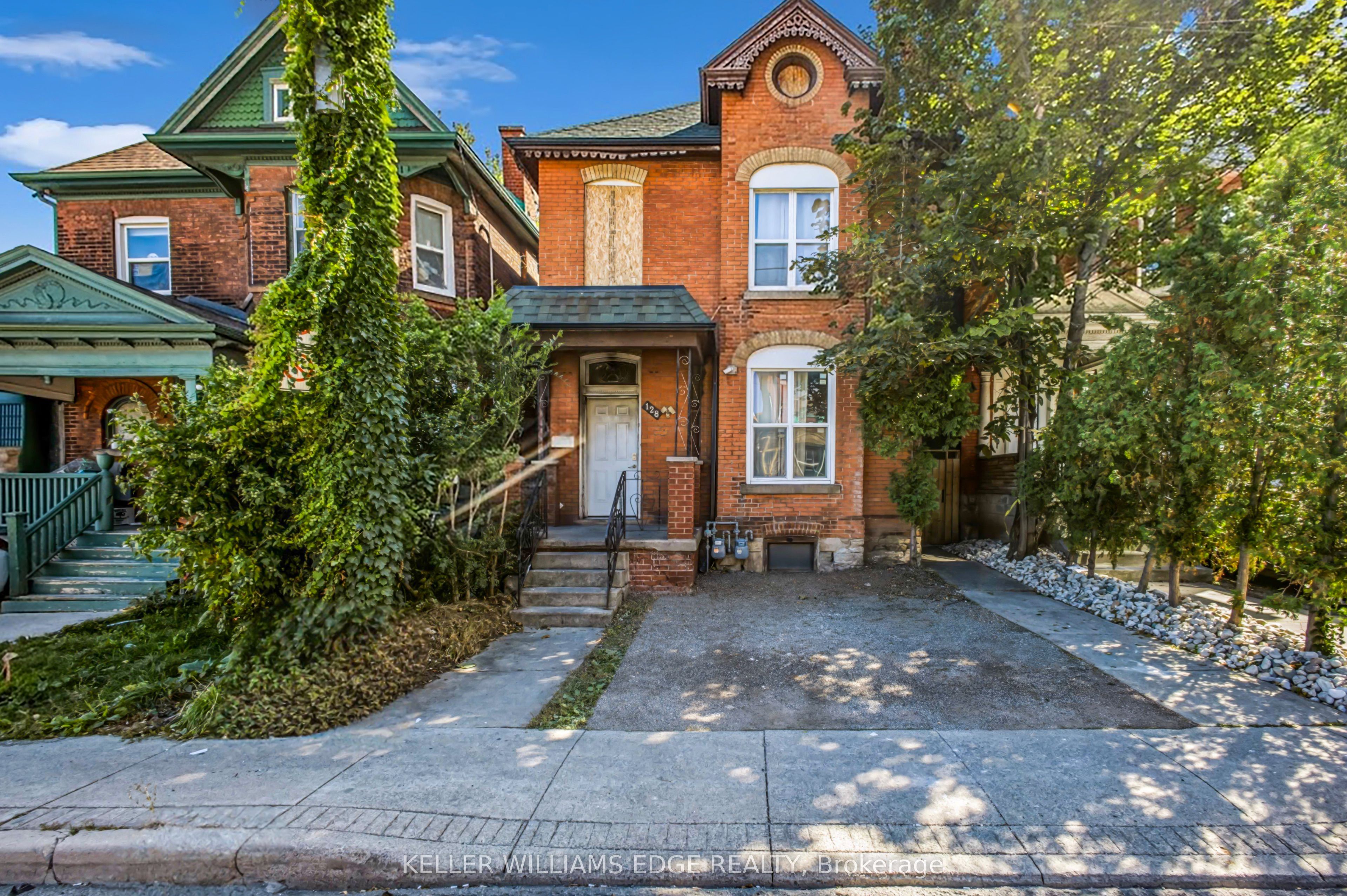 128 John Street N Property Photo 1