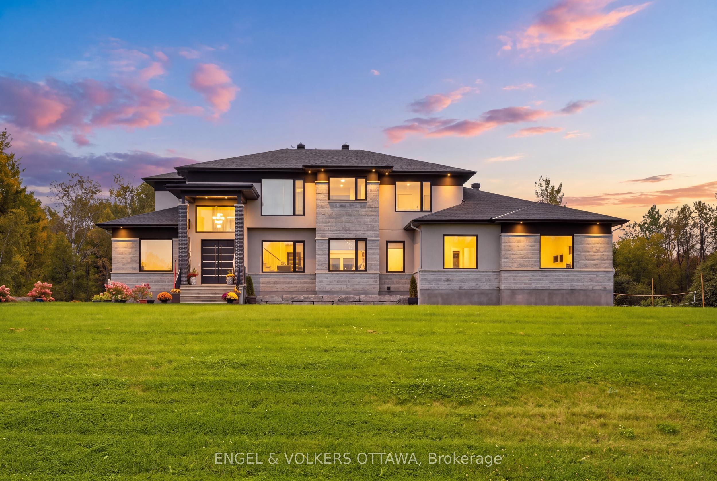 1057 Green Jacket Crescent Property Photo 1