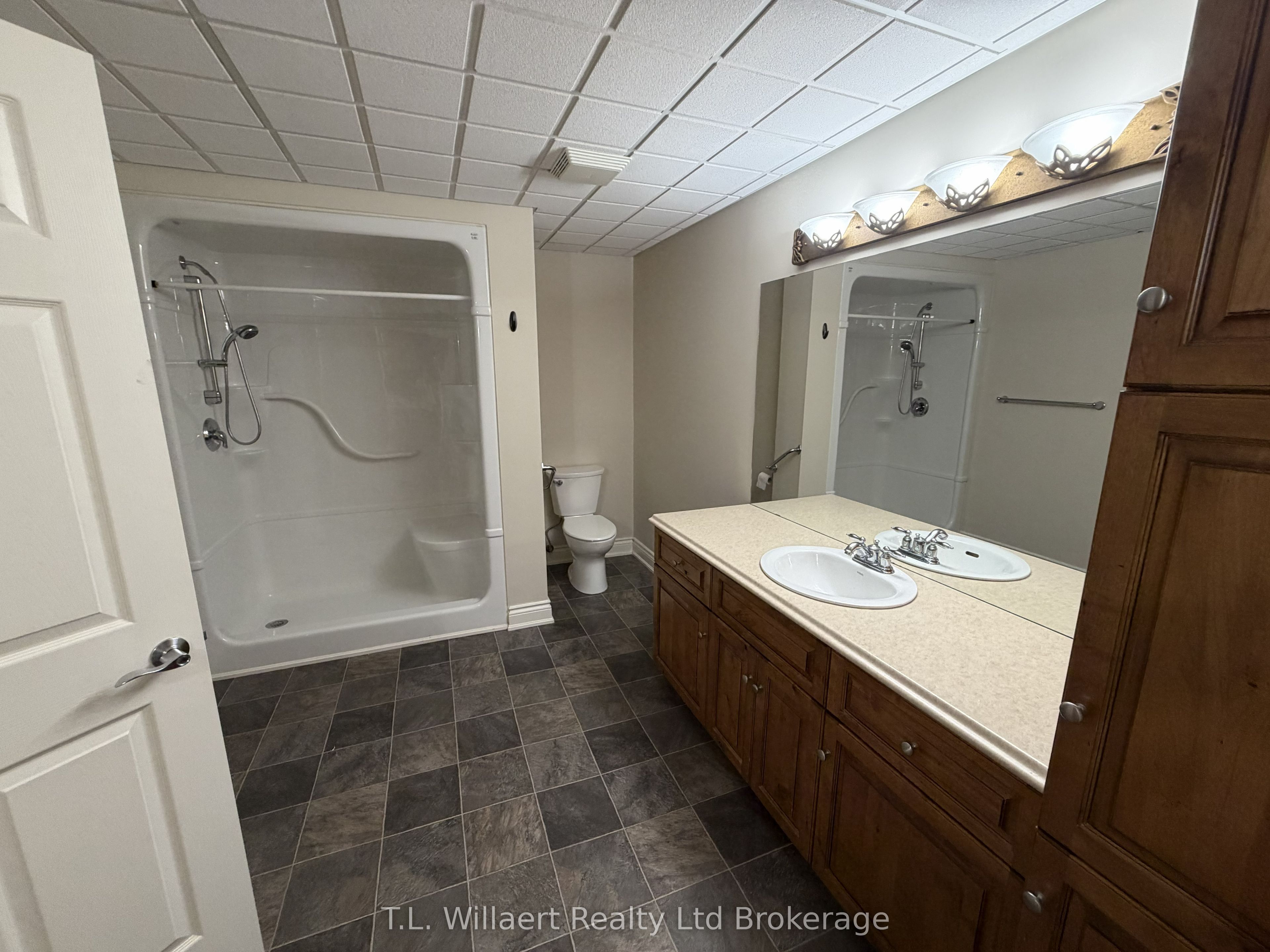 17 Brock Street W 202 Property Photo 5