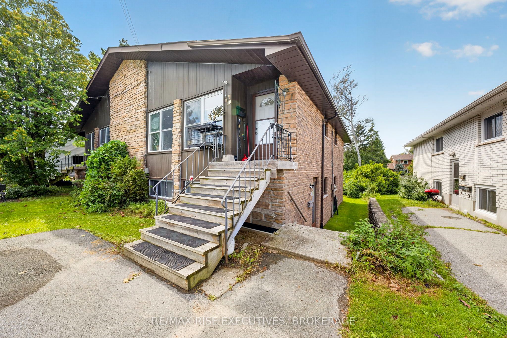 33 Montgomery Boulevard Property Photo 3