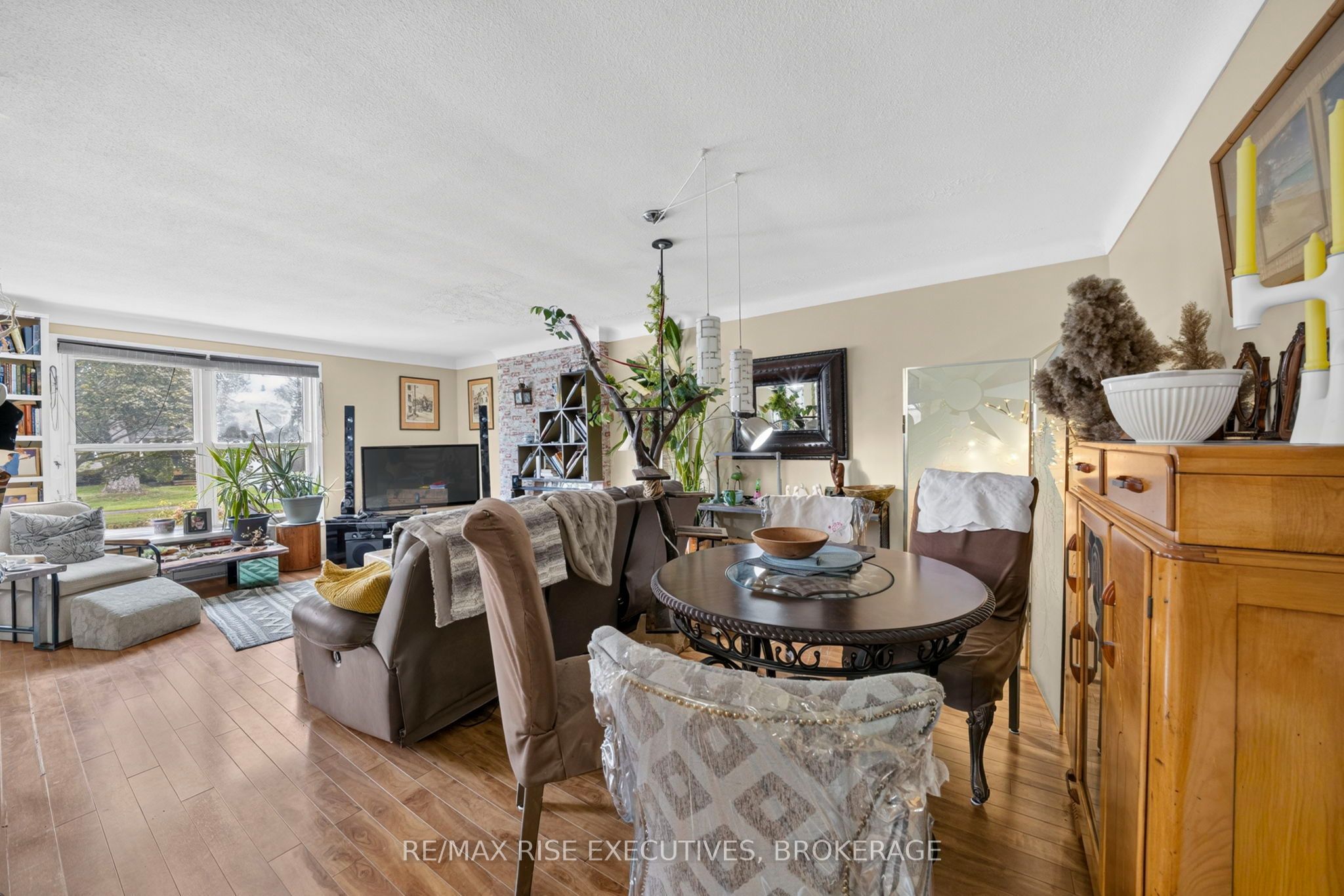 33 Montgomery Boulevard Property Photo 6