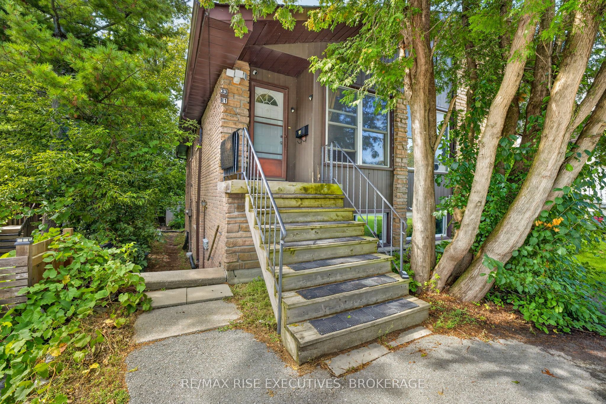 33 Montgomery Boulevard Property Photo 23