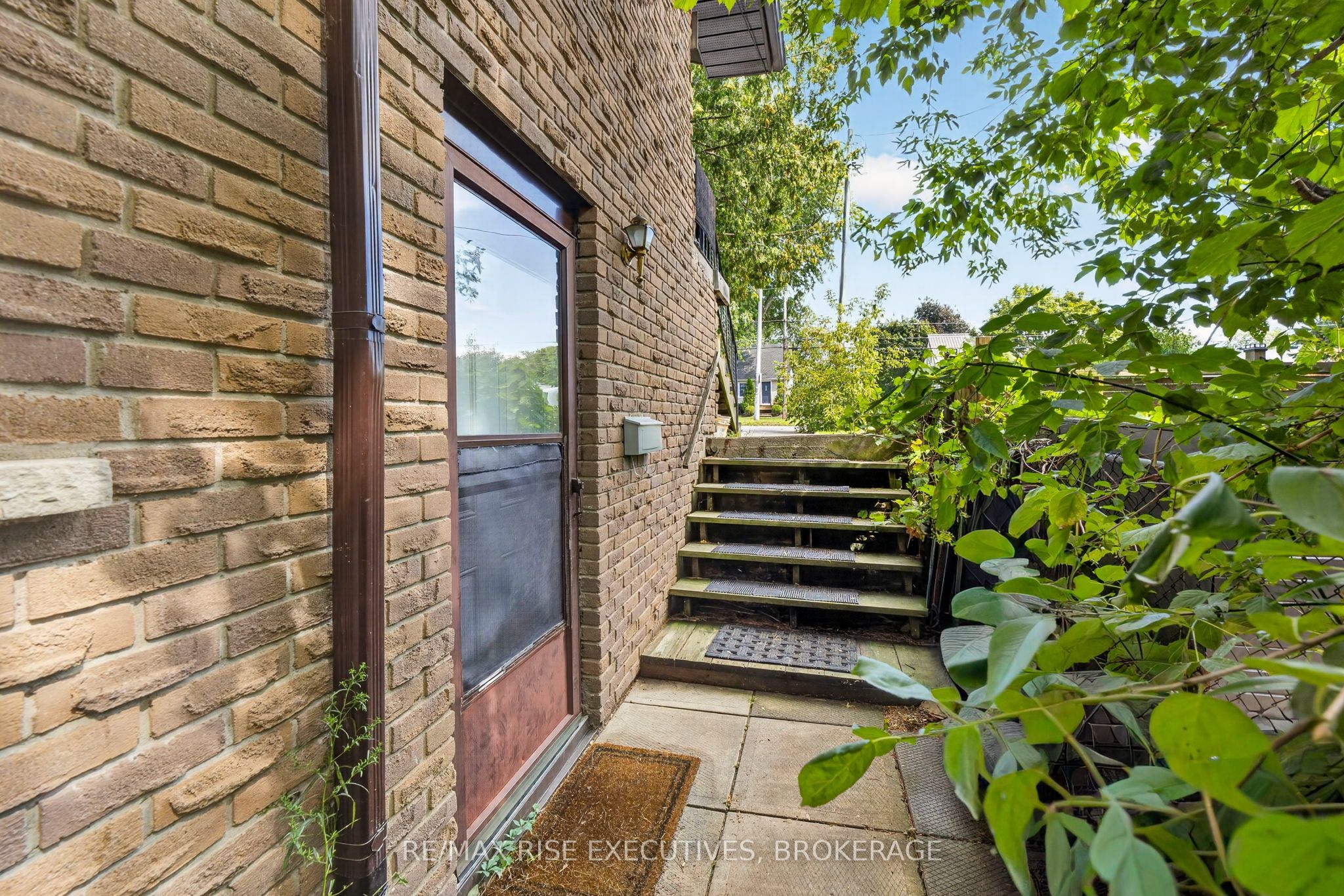 33 Montgomery Boulevard Property Photo 34