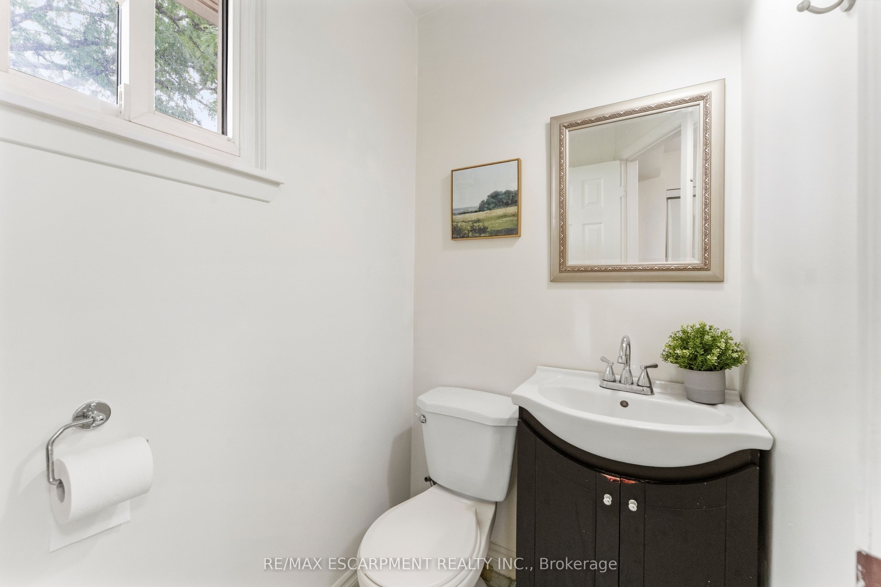 204 Birchcliffe Crescent Property Photo 5