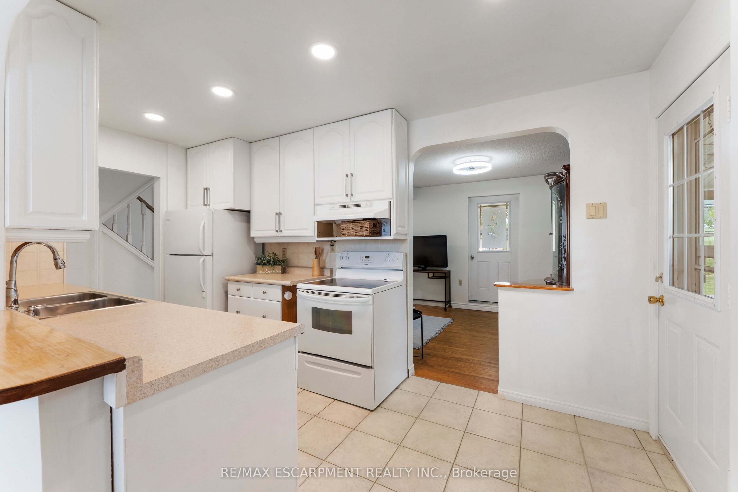 204 Birchcliffe Crescent Property Photo 11
