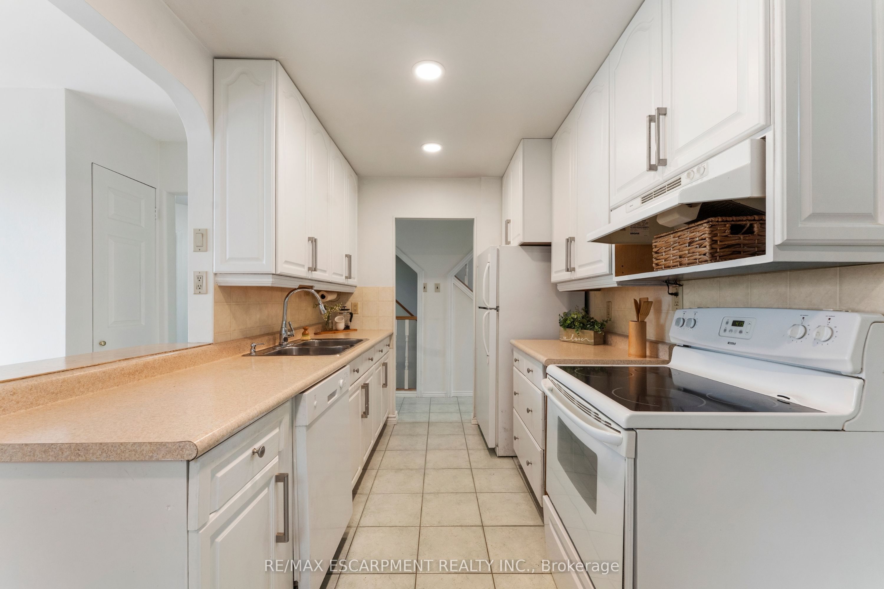 204 Birchcliffe Crescent Property Photo 13