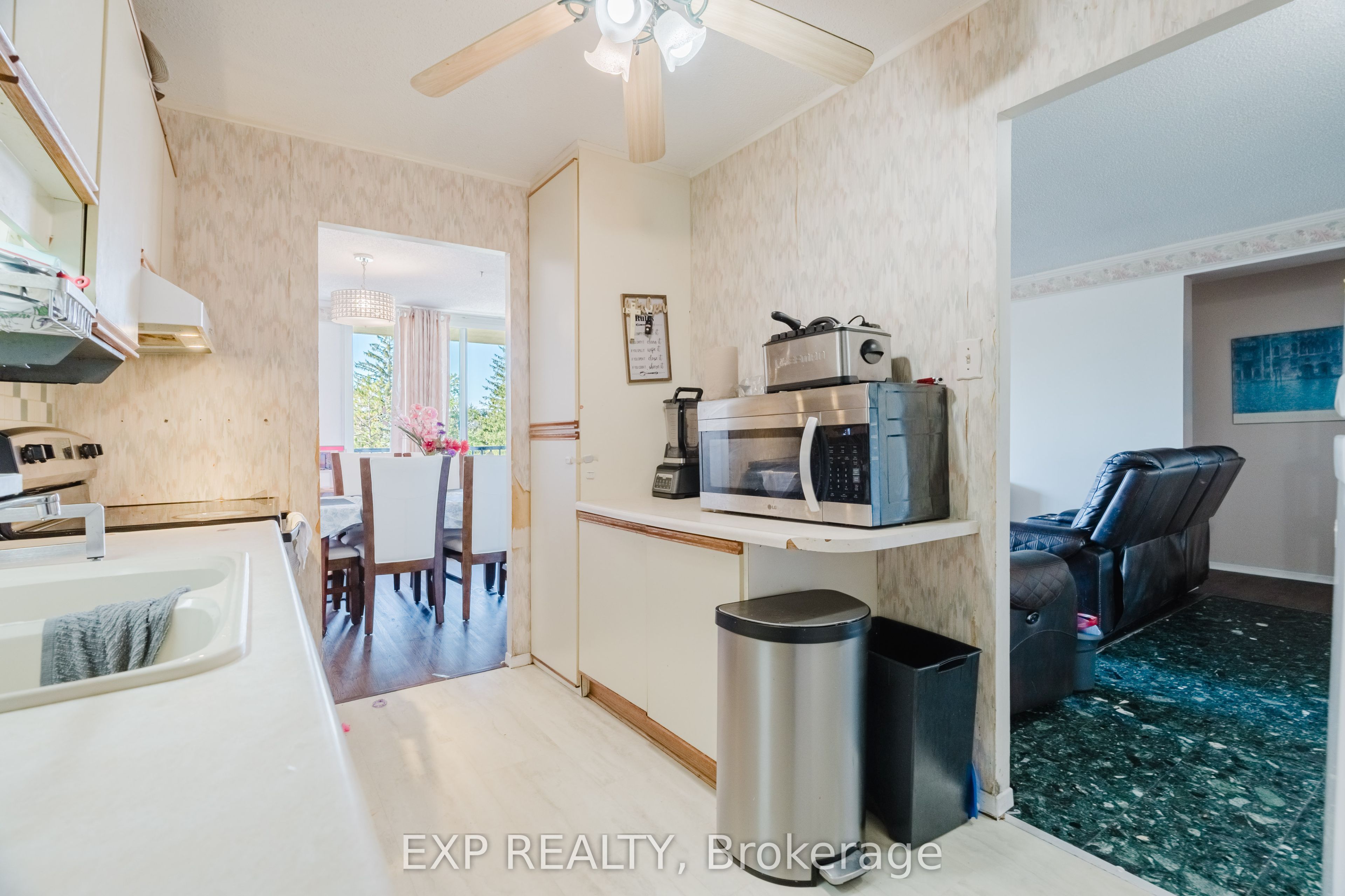 665 Bathgate Drive 404 Property Photo 11