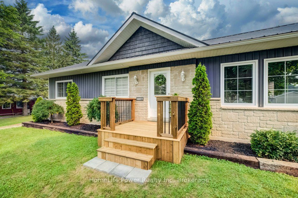 1077 Queen Street Property Photo 2